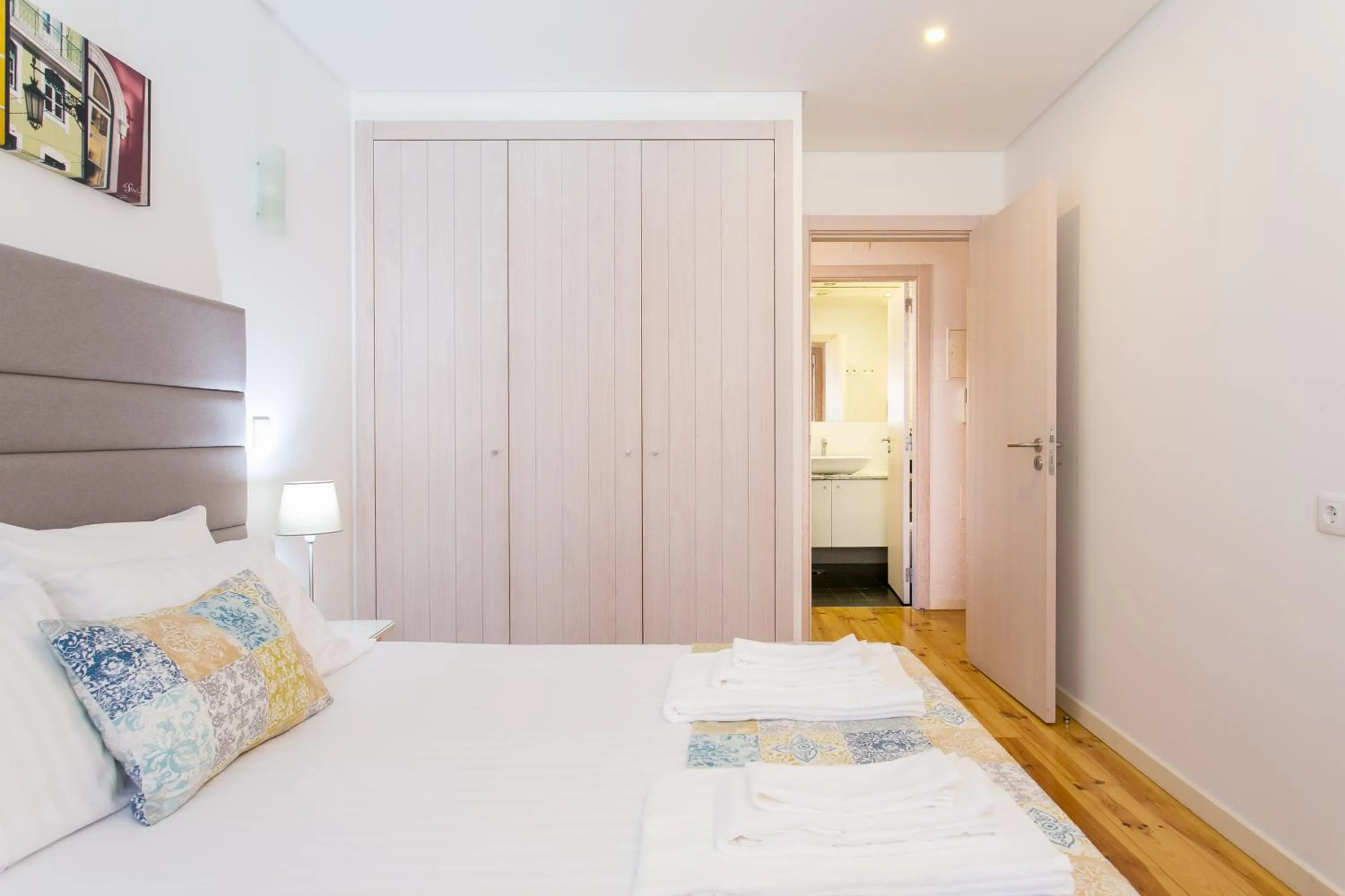 Bed in Charming Santos Neighborhood, Walk to Time Out Market