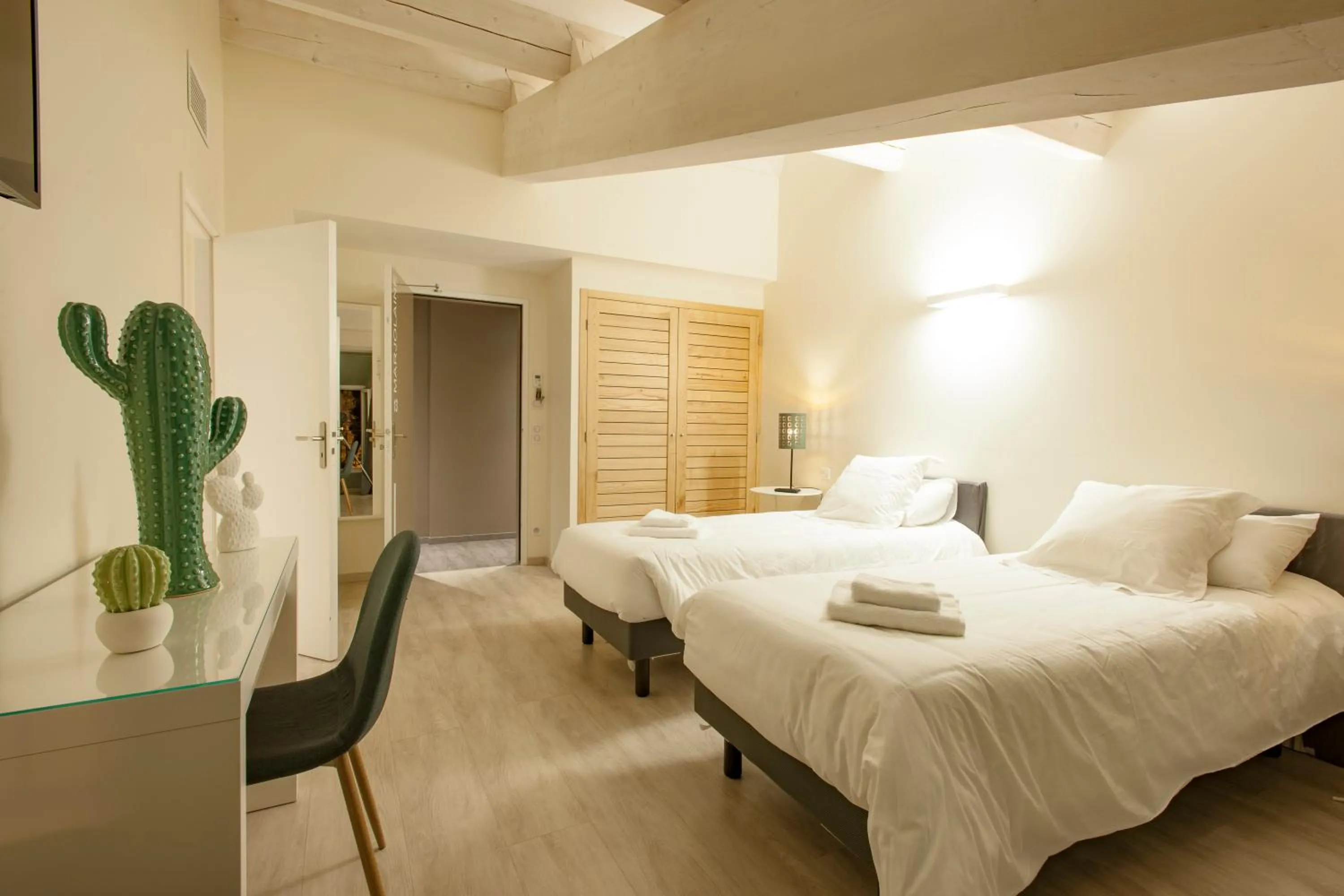 Photo of the whole room, Bed in Hotel Restaurant des Maures