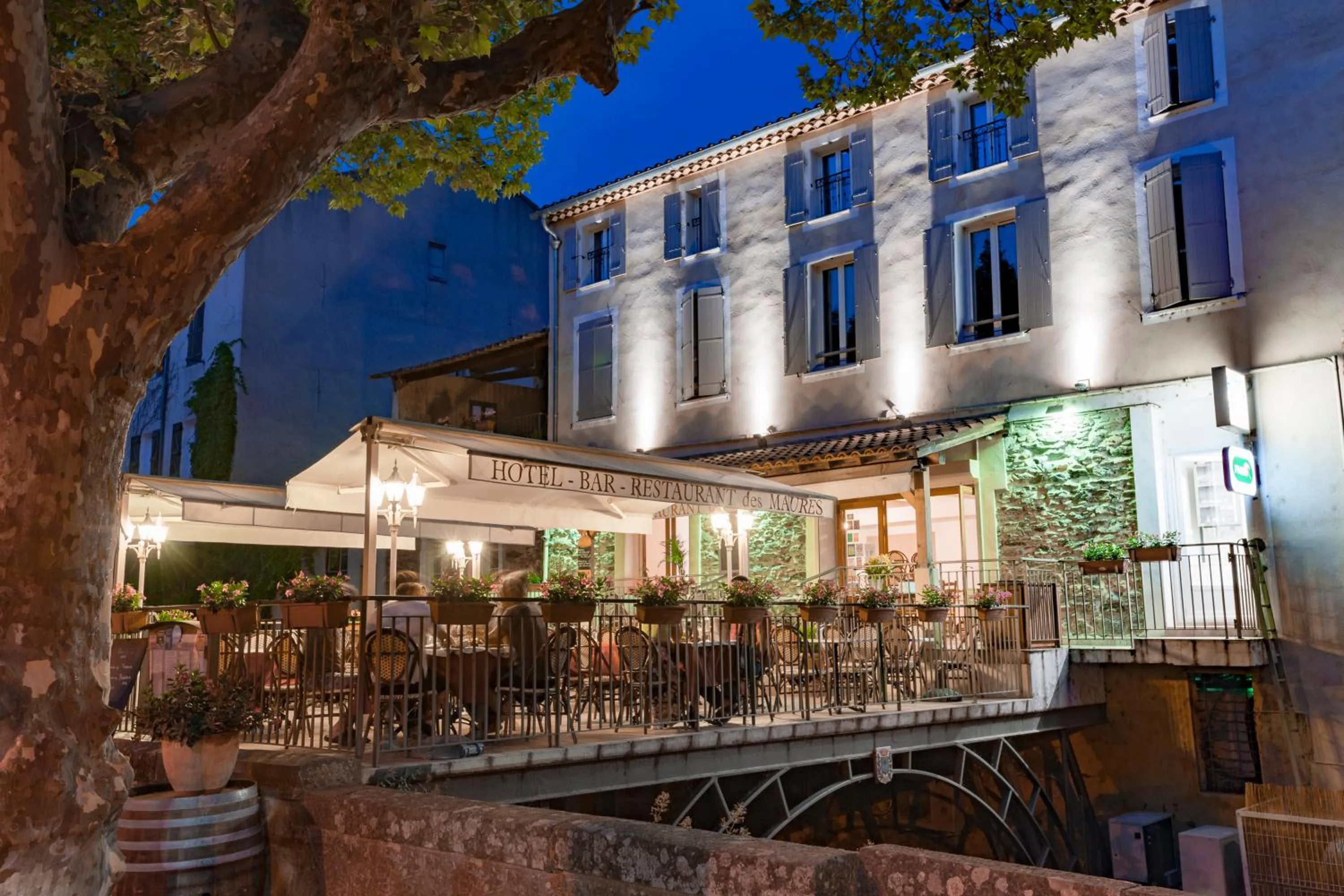 Property building in Hotel Restaurant des Maures