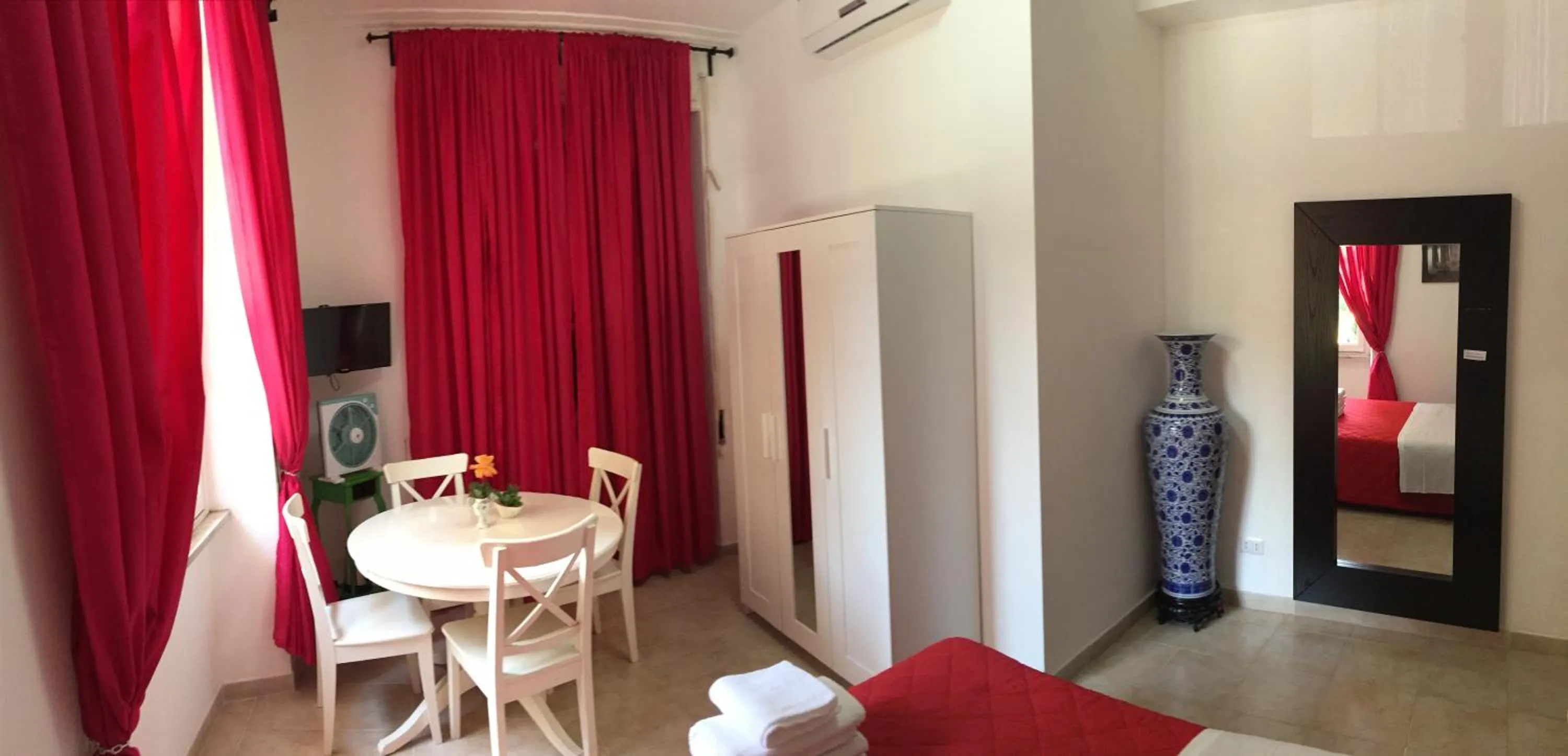 Photo of the whole room in Gateway Residence