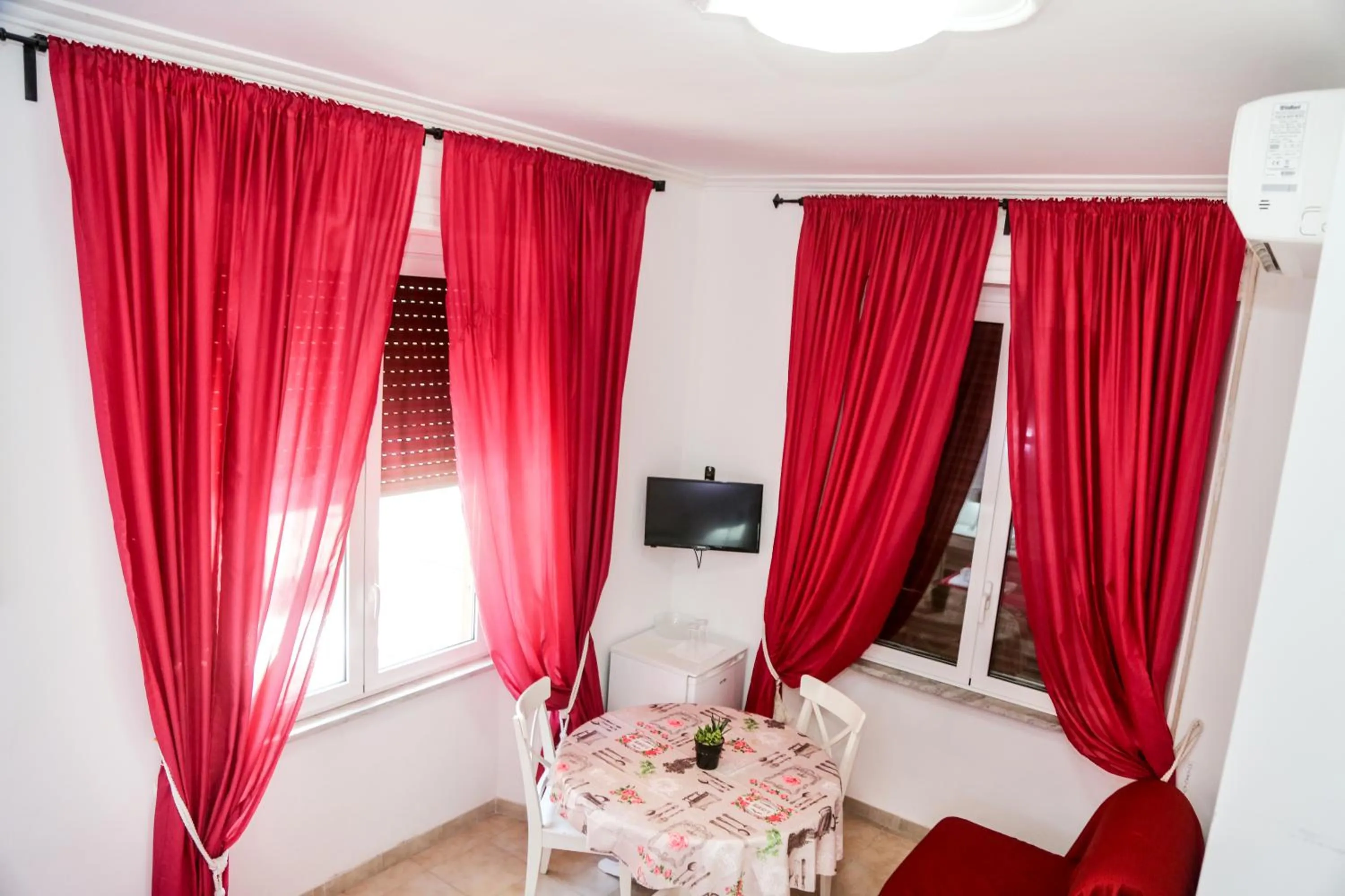 Photo of the whole room in Gateway Residence