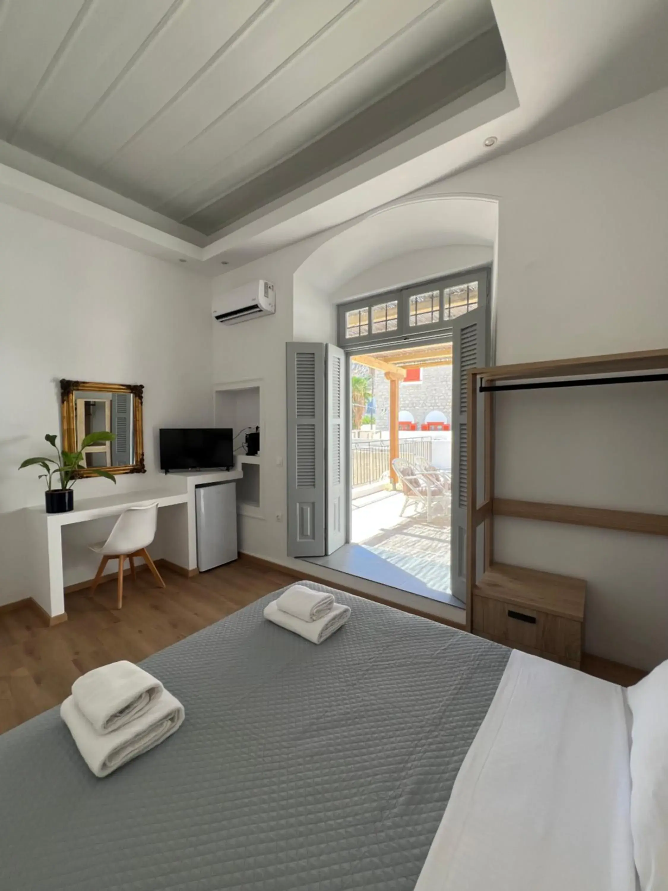 Double Room with Terrace in Douskos Guesthouse Double Room with Terrace in Douskos Guesthouse