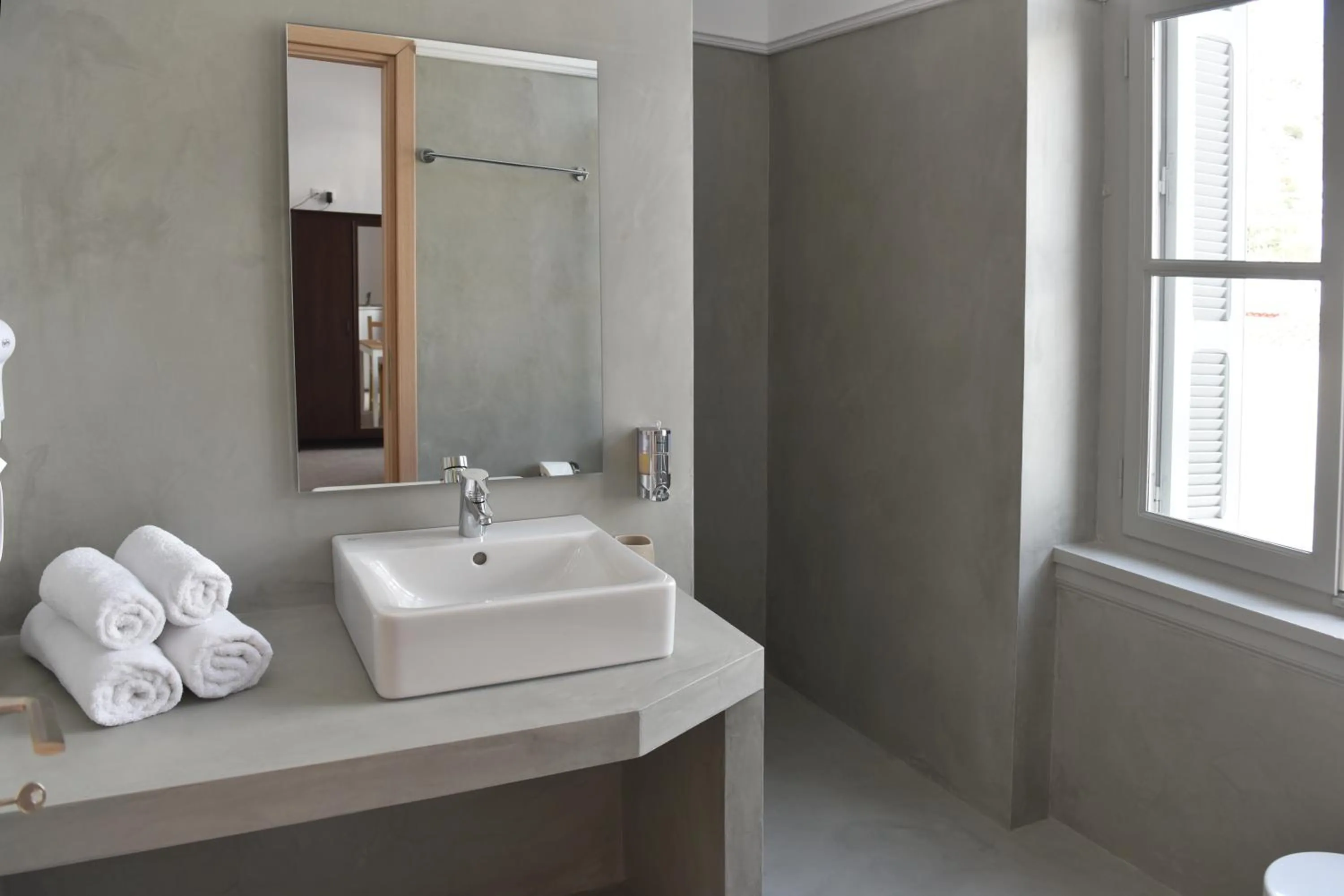 Bathroom in Douskos Guesthouse