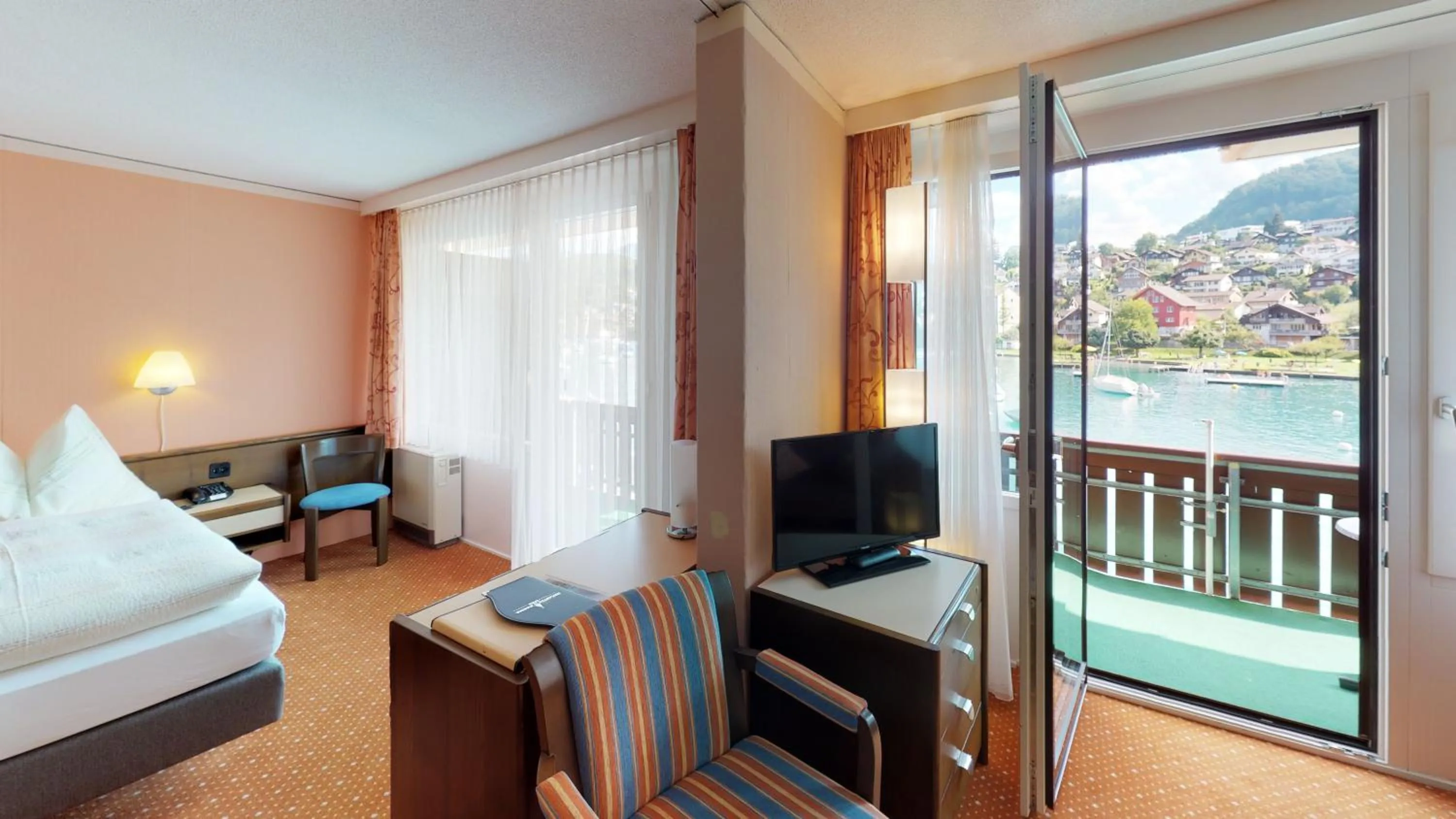 Living room, Bed in Hotel-Restaurant Seegarten-Marina