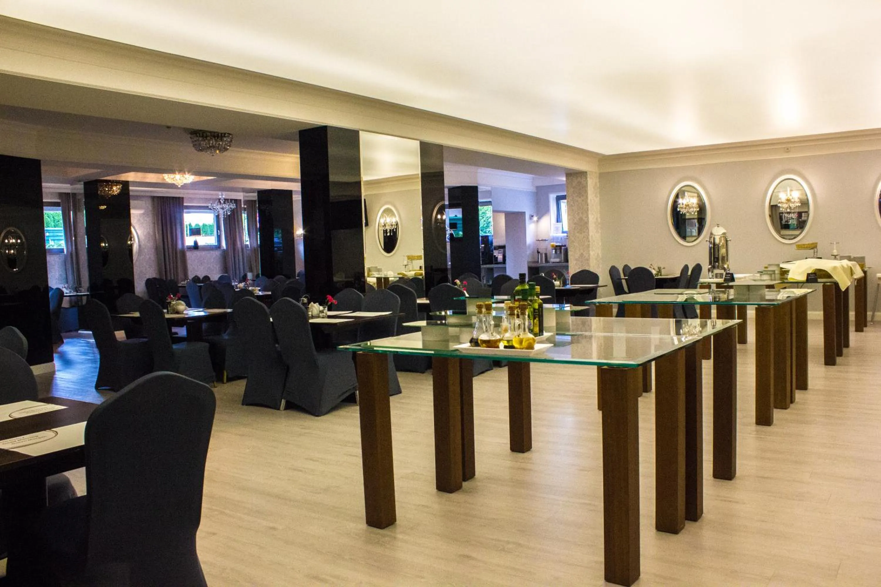 Restaurant/places to eat in Jasek Premium Hotel Wrocław