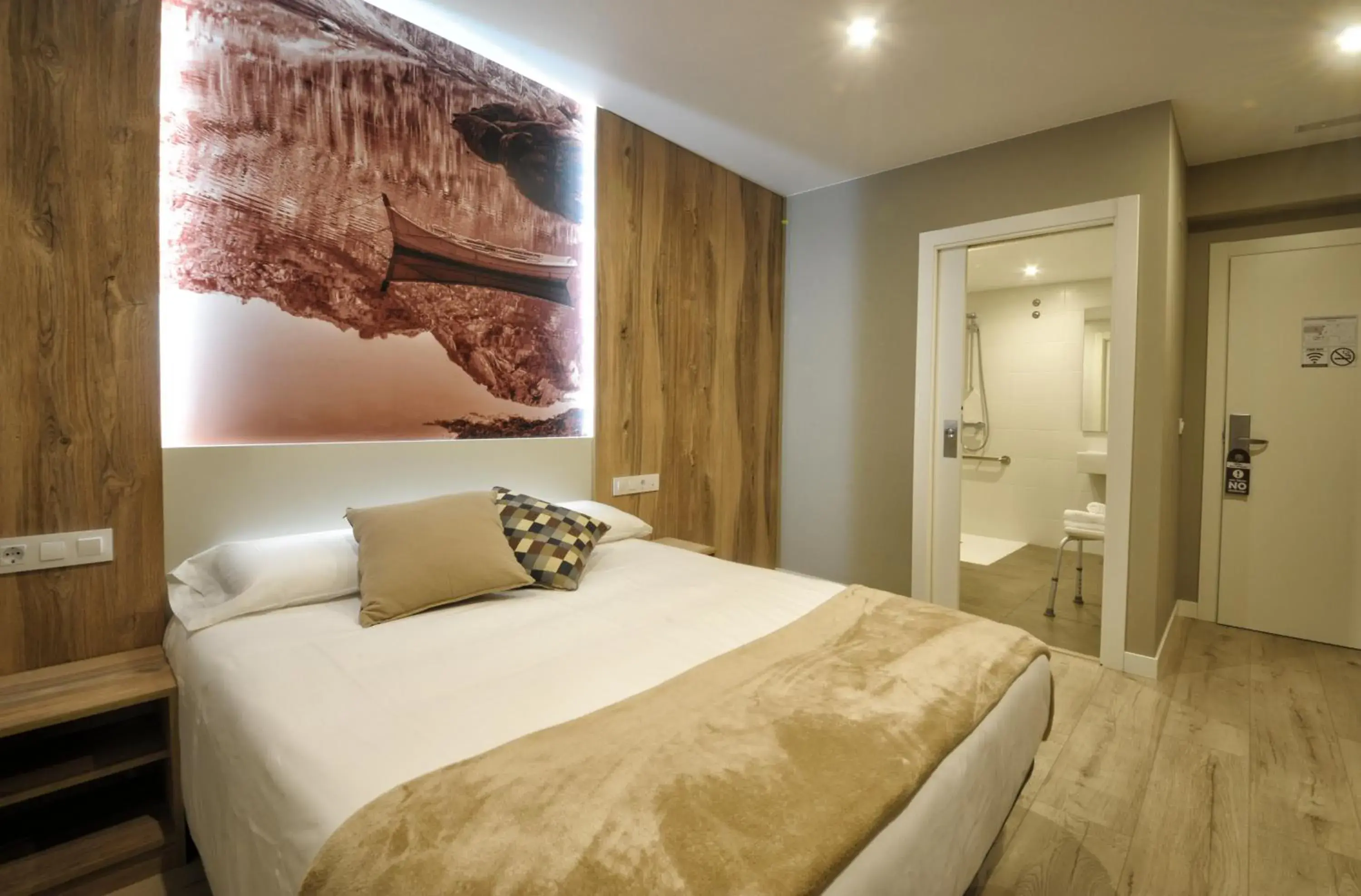 King Room with Roll-In Shower - single occupancy - Disability Access in Rio Sil Carballo King Room with Roll-In Shower - single occupancy - Disability Access in Rio Sil Carballo