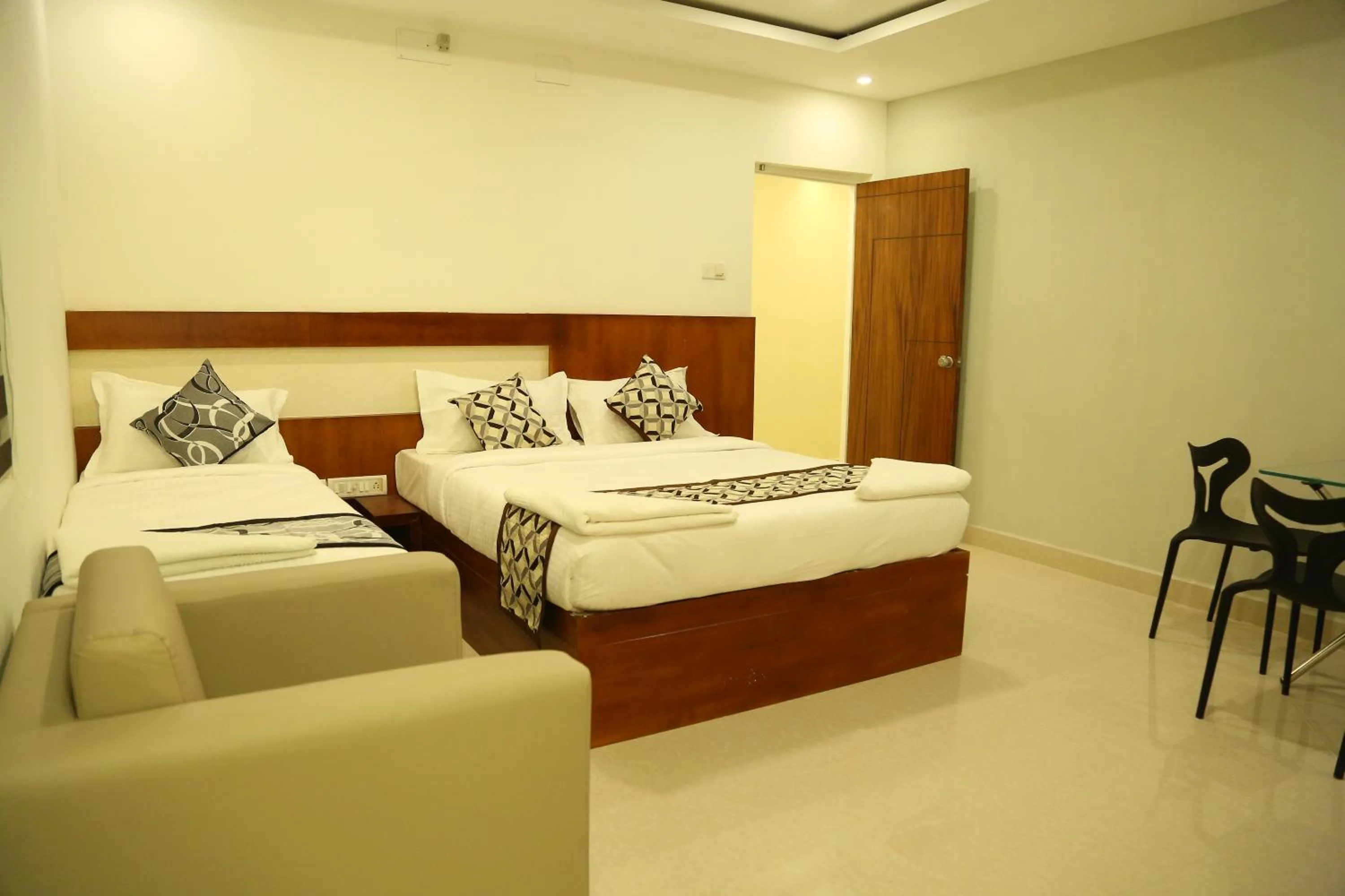 Staff, Bed in 4U Business Hotel