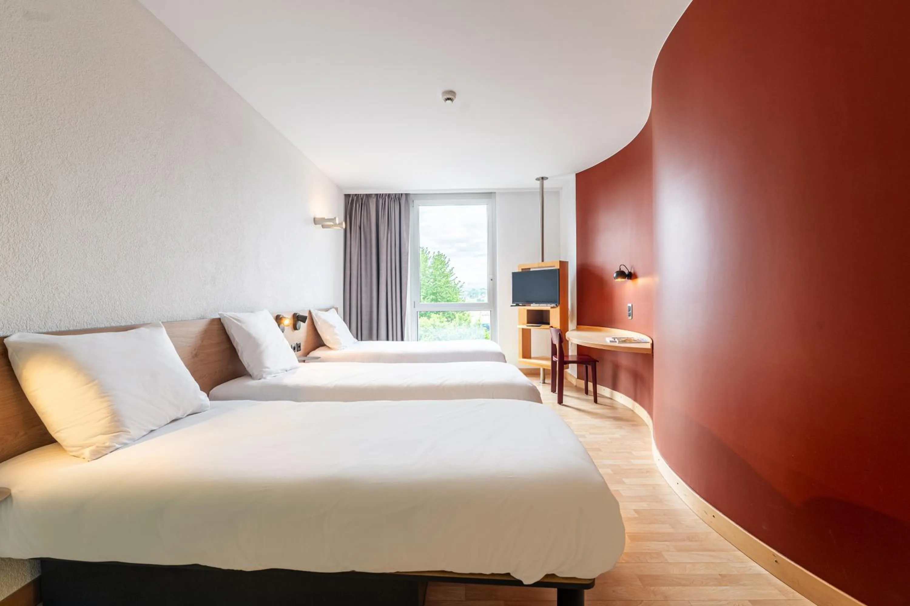 Bed in B&B HOTEL Lully 3 Lakes