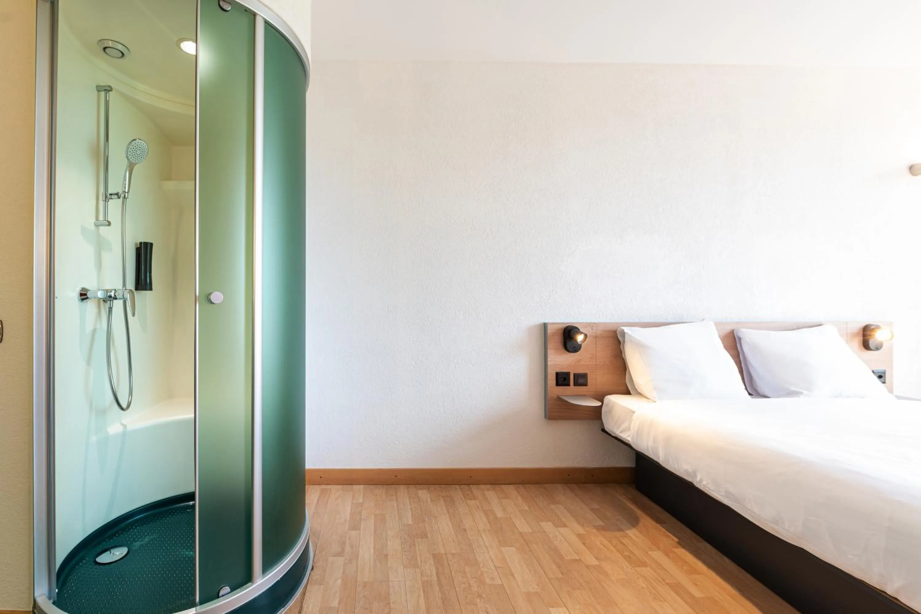 Shower, Bed in B&B HOTEL Lully 3 Lakes