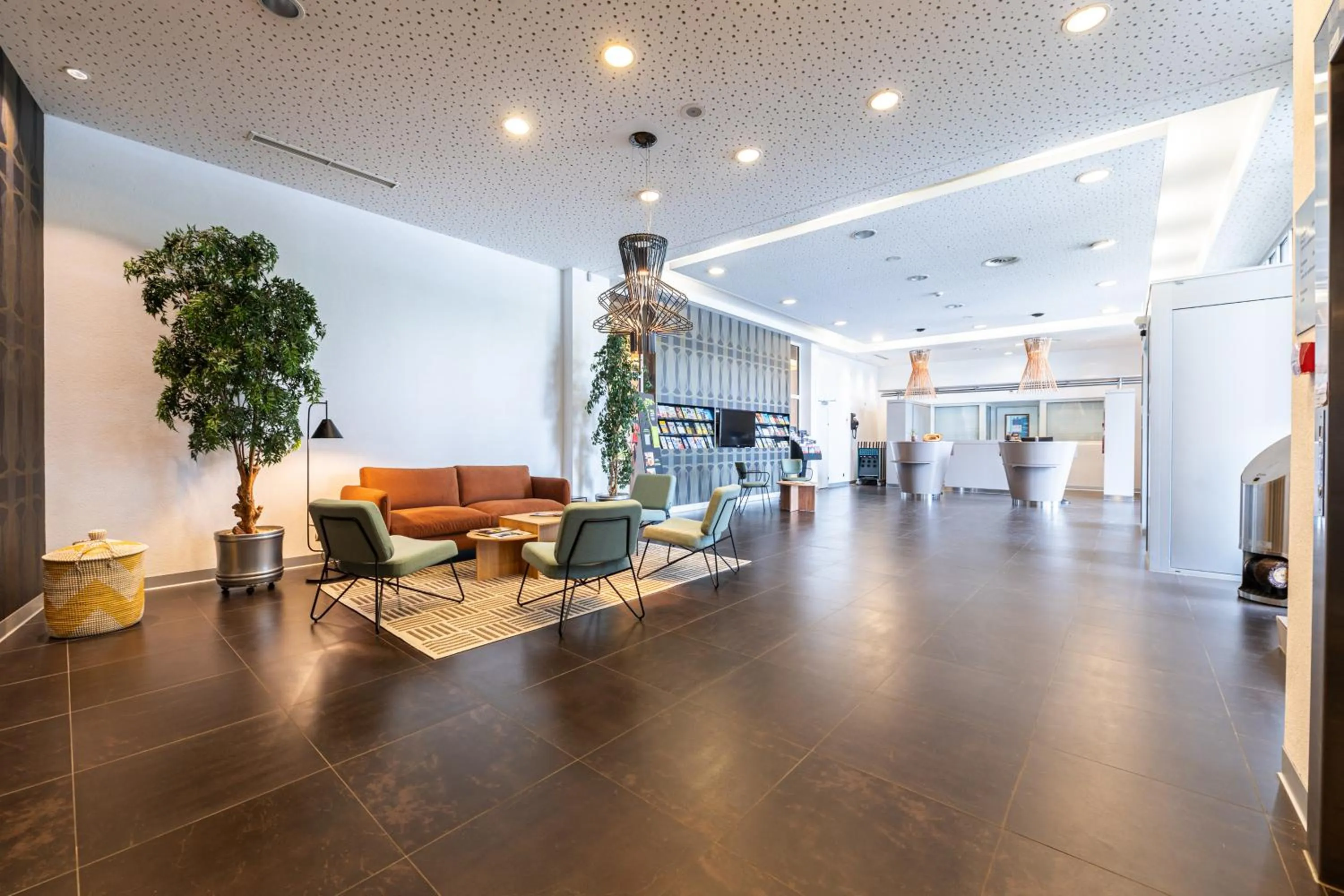 Lobby or reception in B&B HOTEL Lully 3 Lakes