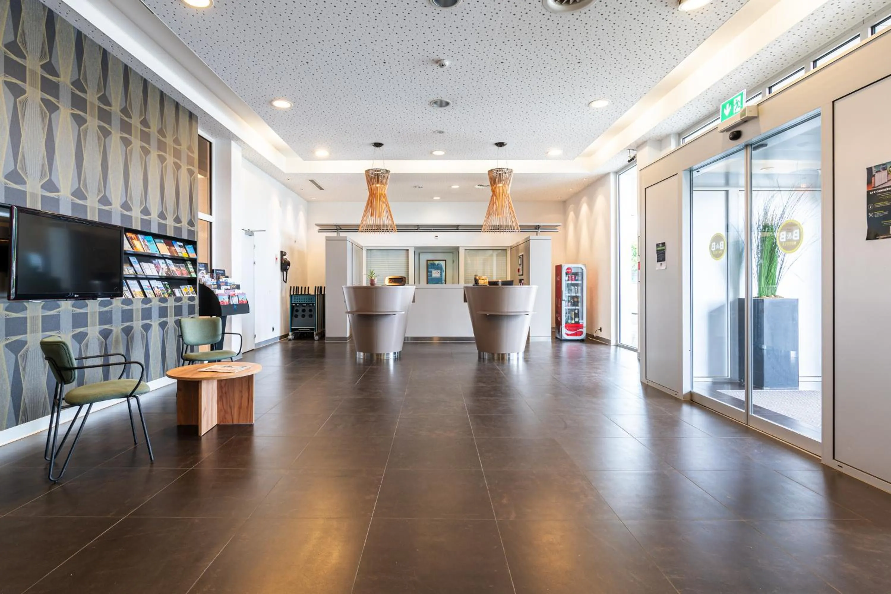 Lobby or reception in B&B HOTEL Lully 3 Lakes