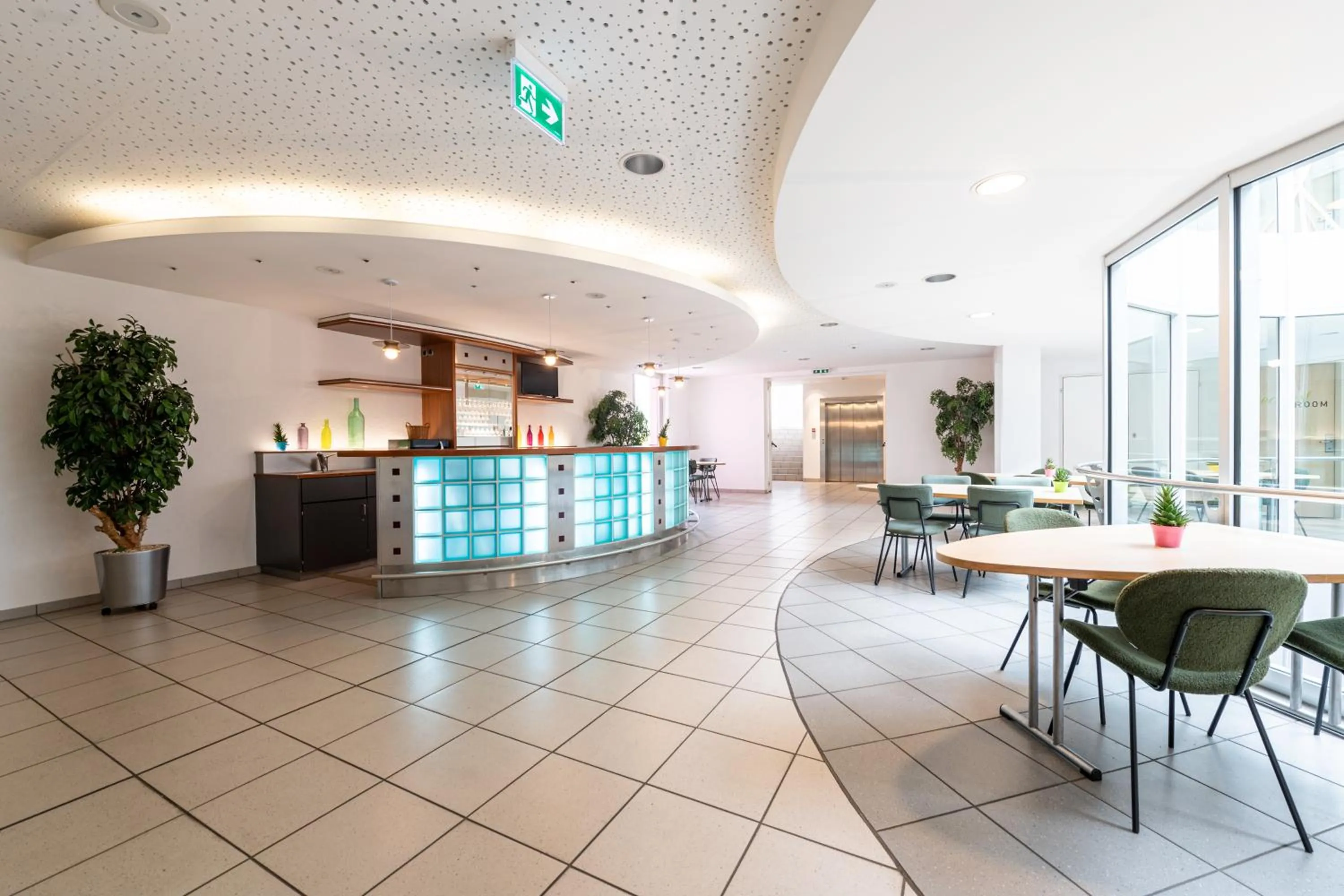 Lounge or bar in B&B HOTEL Lully 3 Lakes