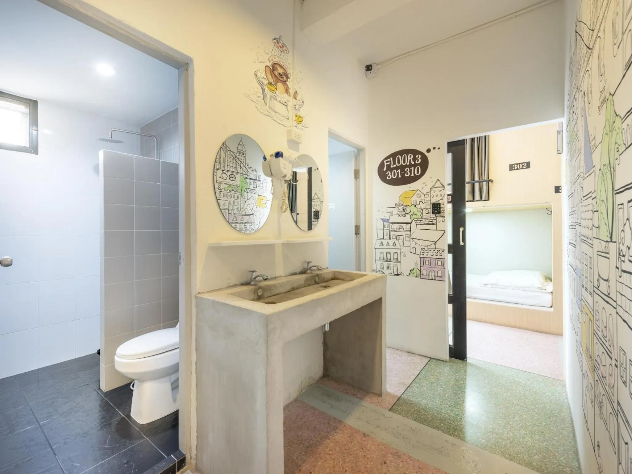 Toilet in Sloth Hostel Khaosan