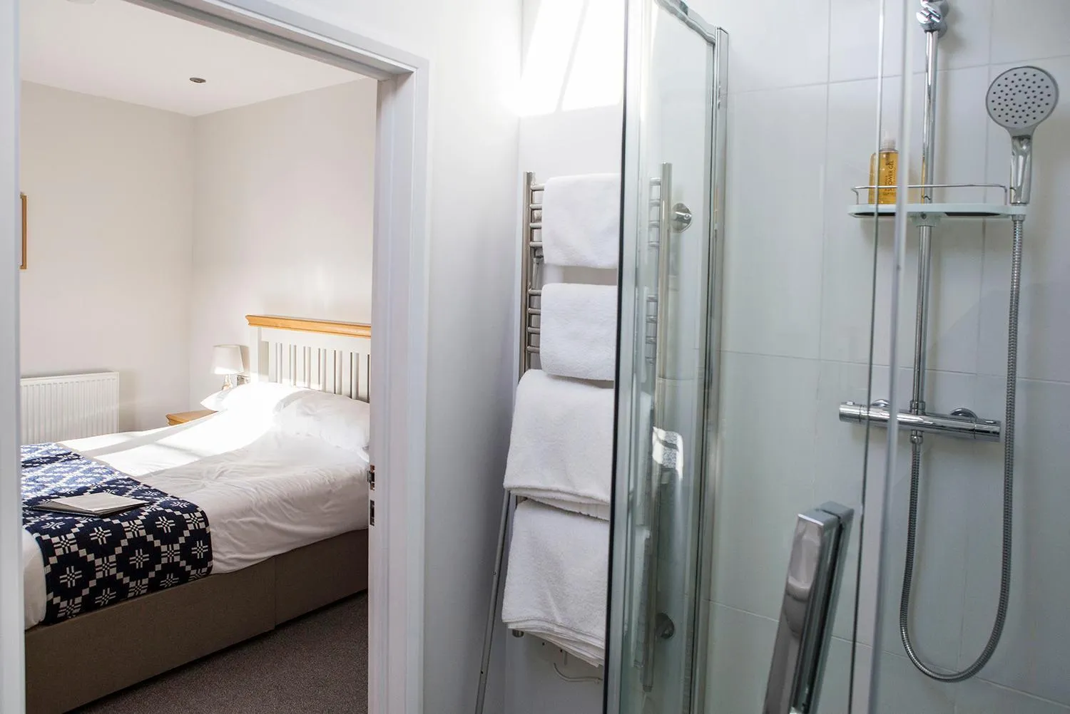 Shower, Bed in Victoria Inn Brewhouse B&B