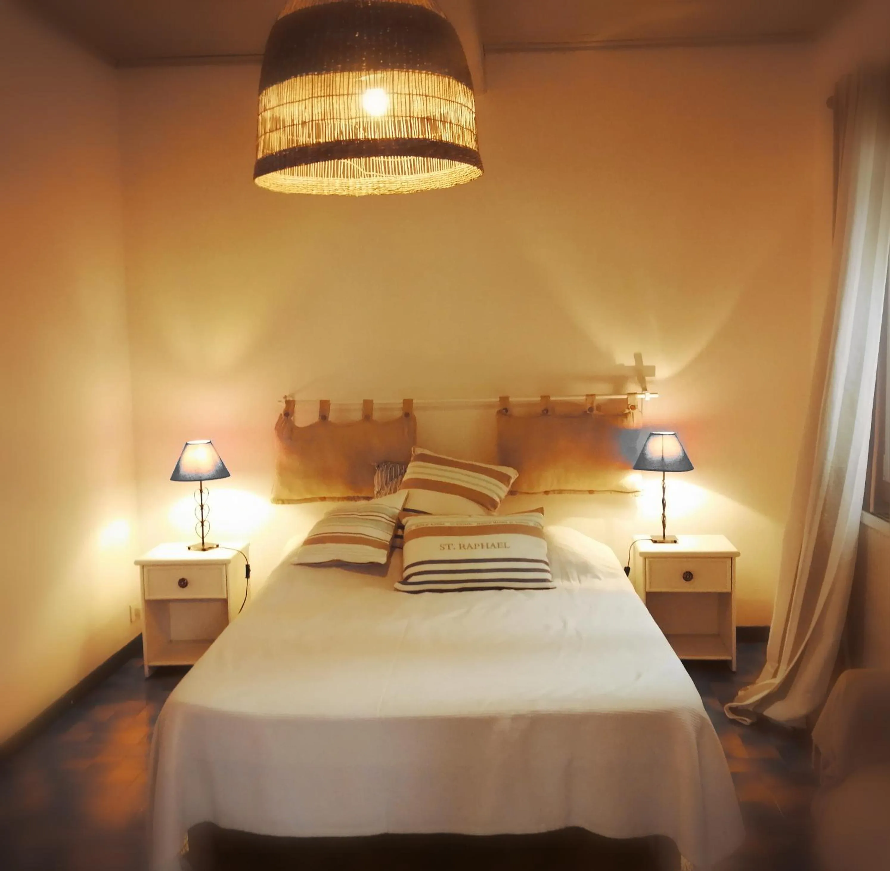 Inner courtyard view, Bed in B&B Le Niaouli