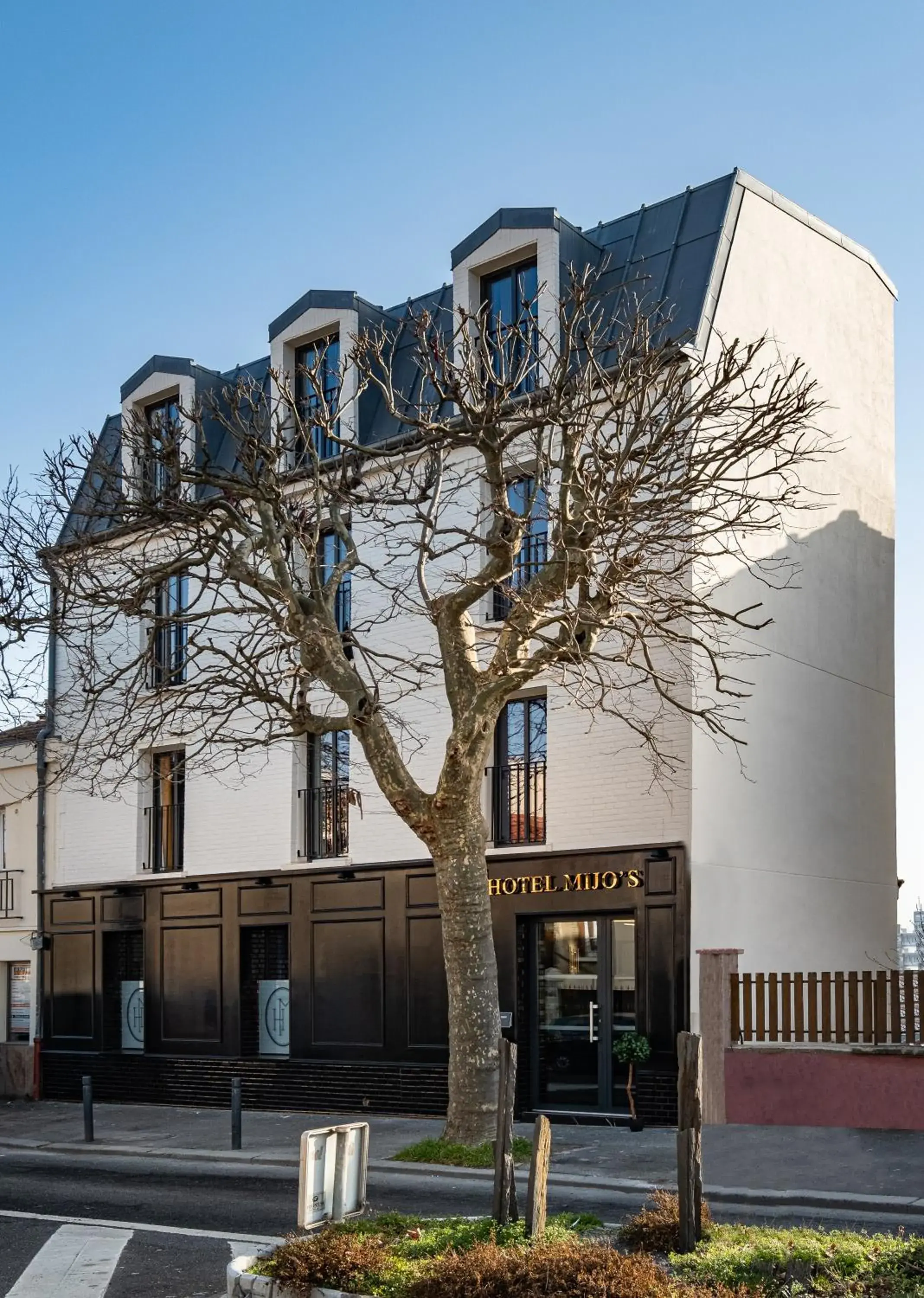 Property building in Mijo's Appartements Hôtel Property building in Mijo's Appartements Hôtel