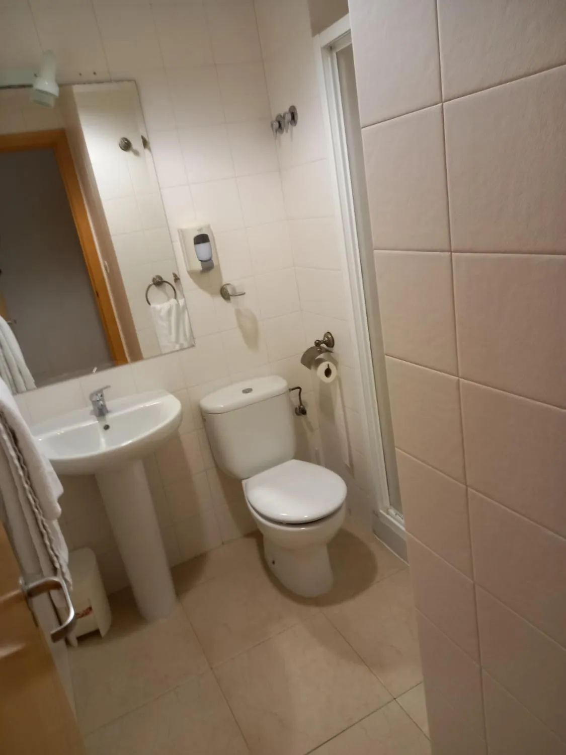 Bathroom in Hotel Metropol by Carris