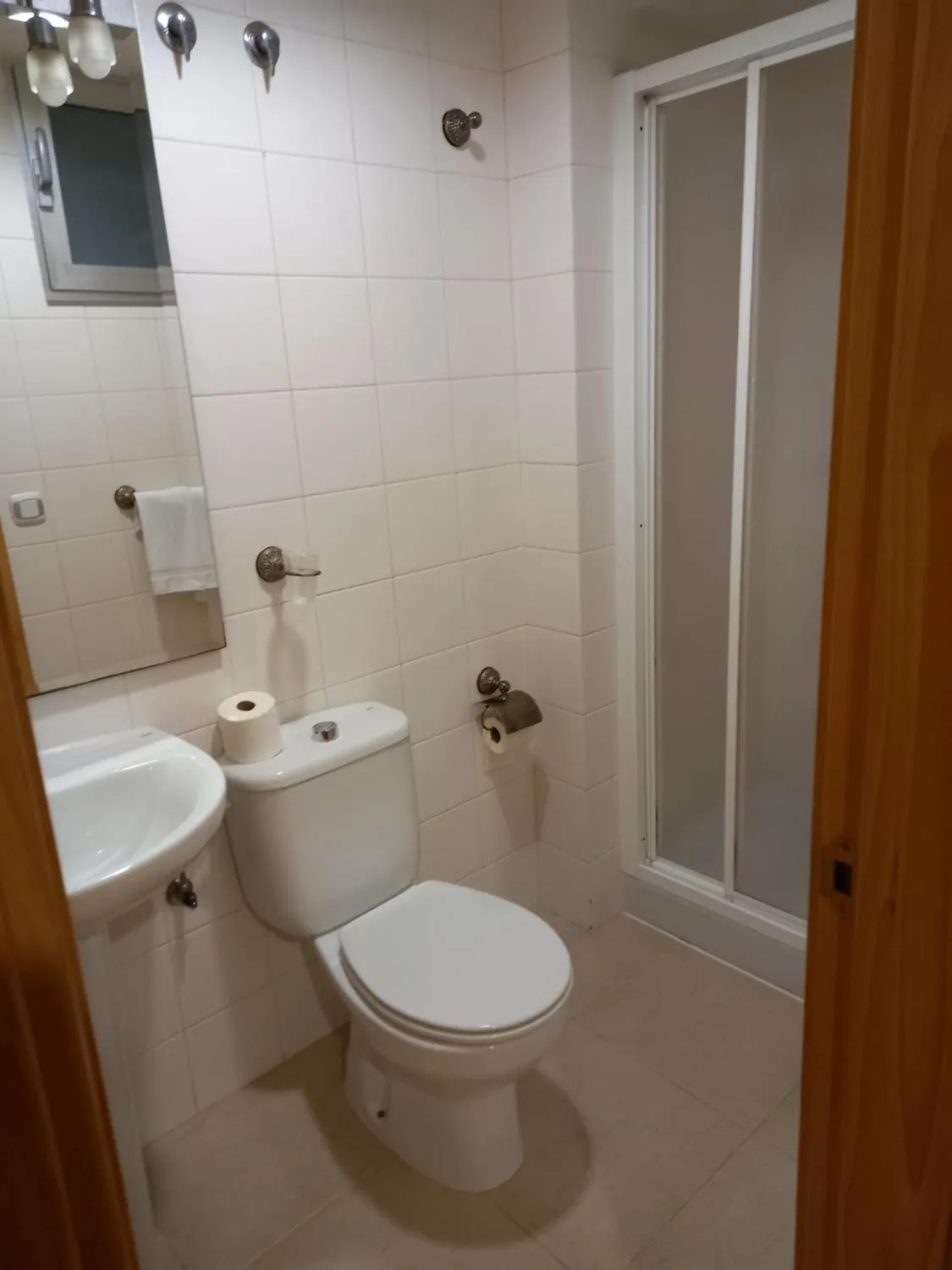 Shower in Hotel Metropol by Carris