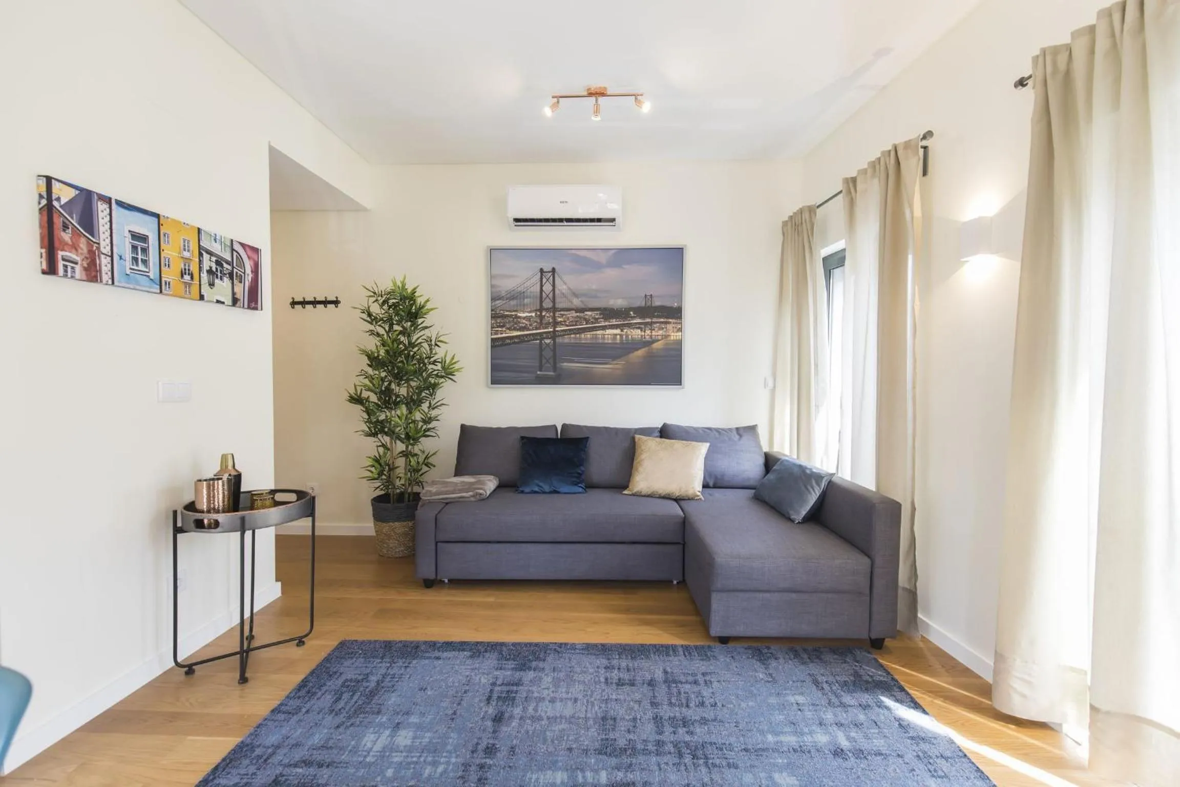 Communal lounge/ TV room in Graca Heartwarming Flat