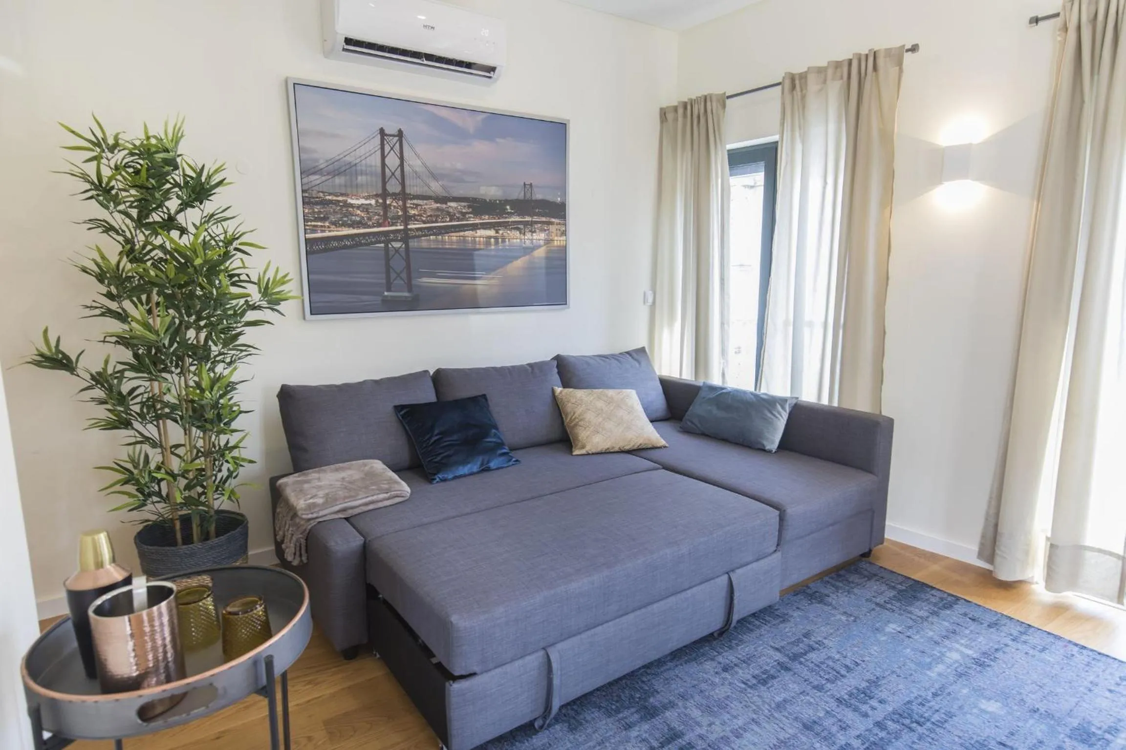 Communal lounge/ TV room in Graca Heartwarming Flat