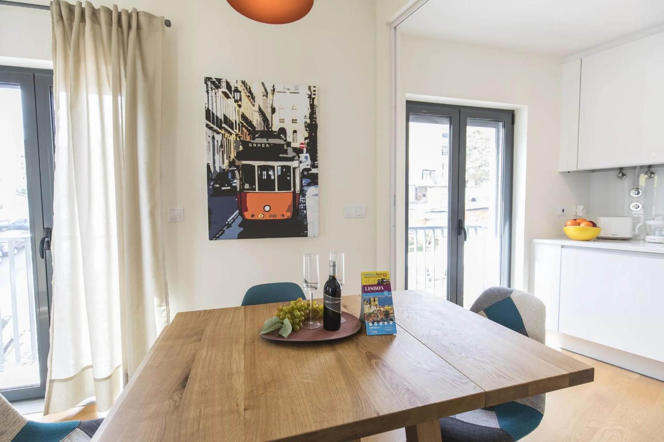 Communal lounge/ TV room in Graca Heartwarming Flat