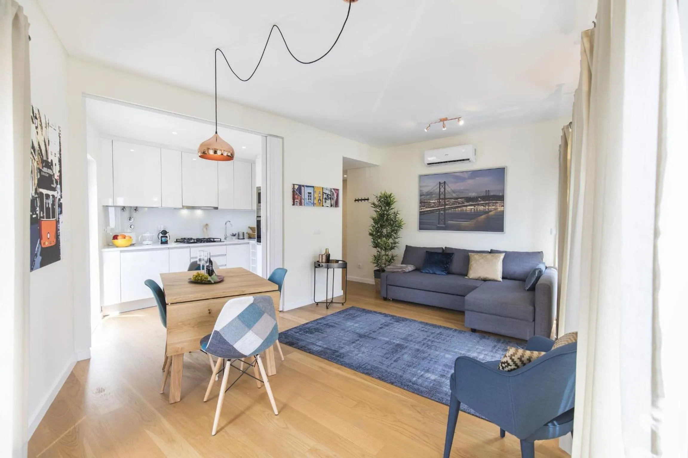 Communal lounge/ TV room in Graca Heartwarming Flat