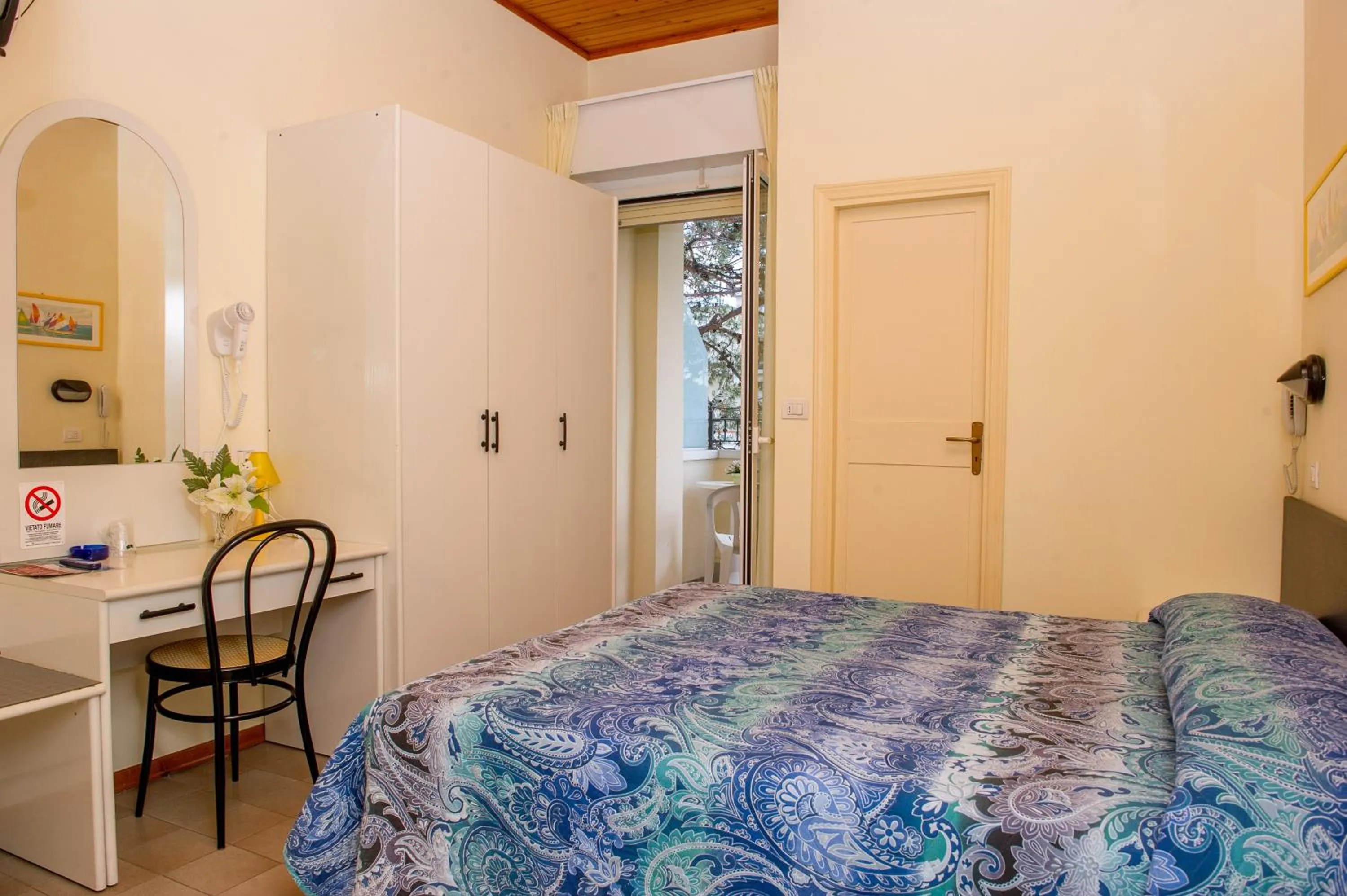 Photo of the whole room, Bed in Hotel Cristina Hospitality Centrale