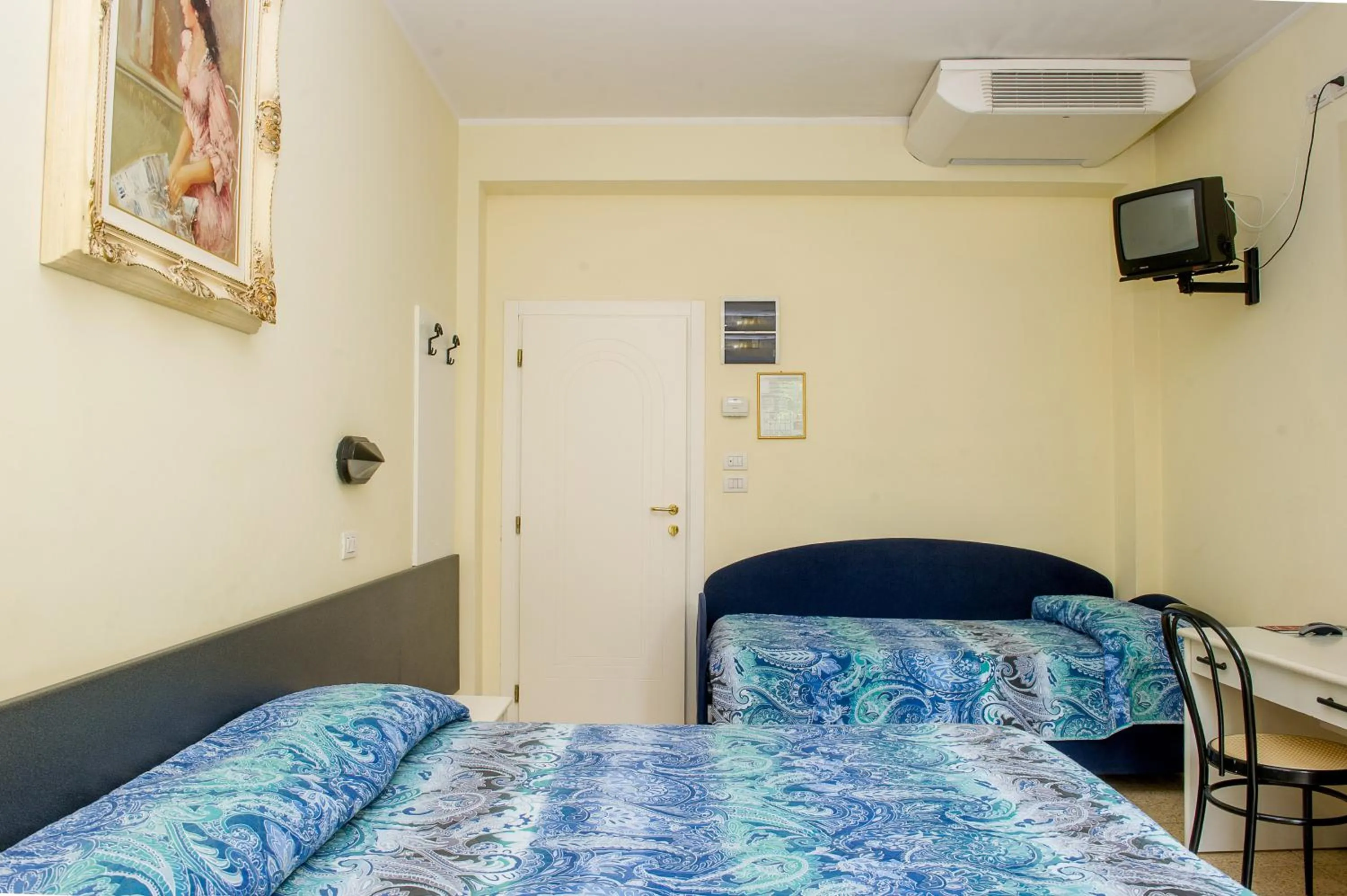 Photo of the whole room, Bed in Hotel Cristina Hospitality Centrale