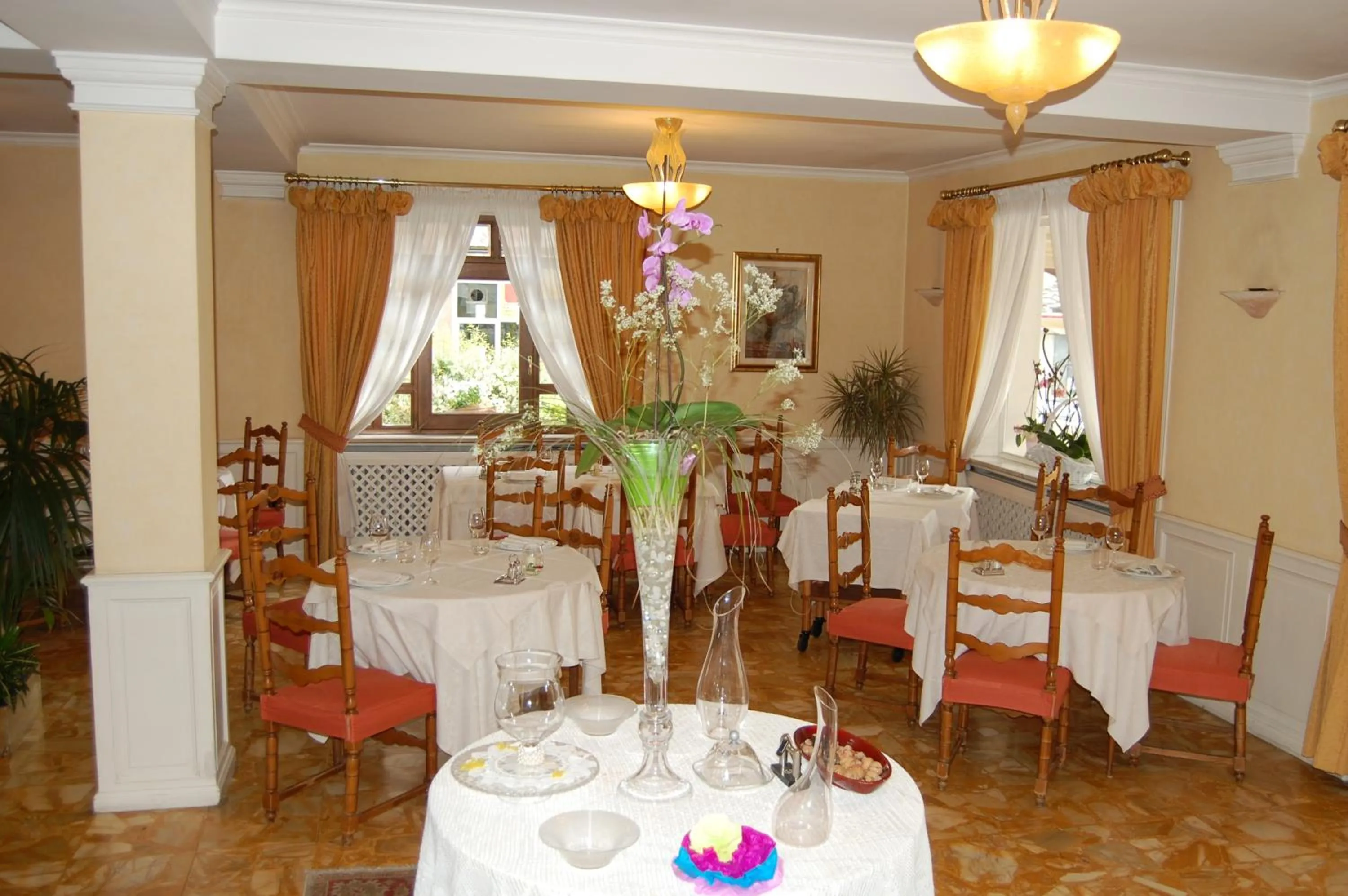 Restaurant/places to eat in Hotel Olympic