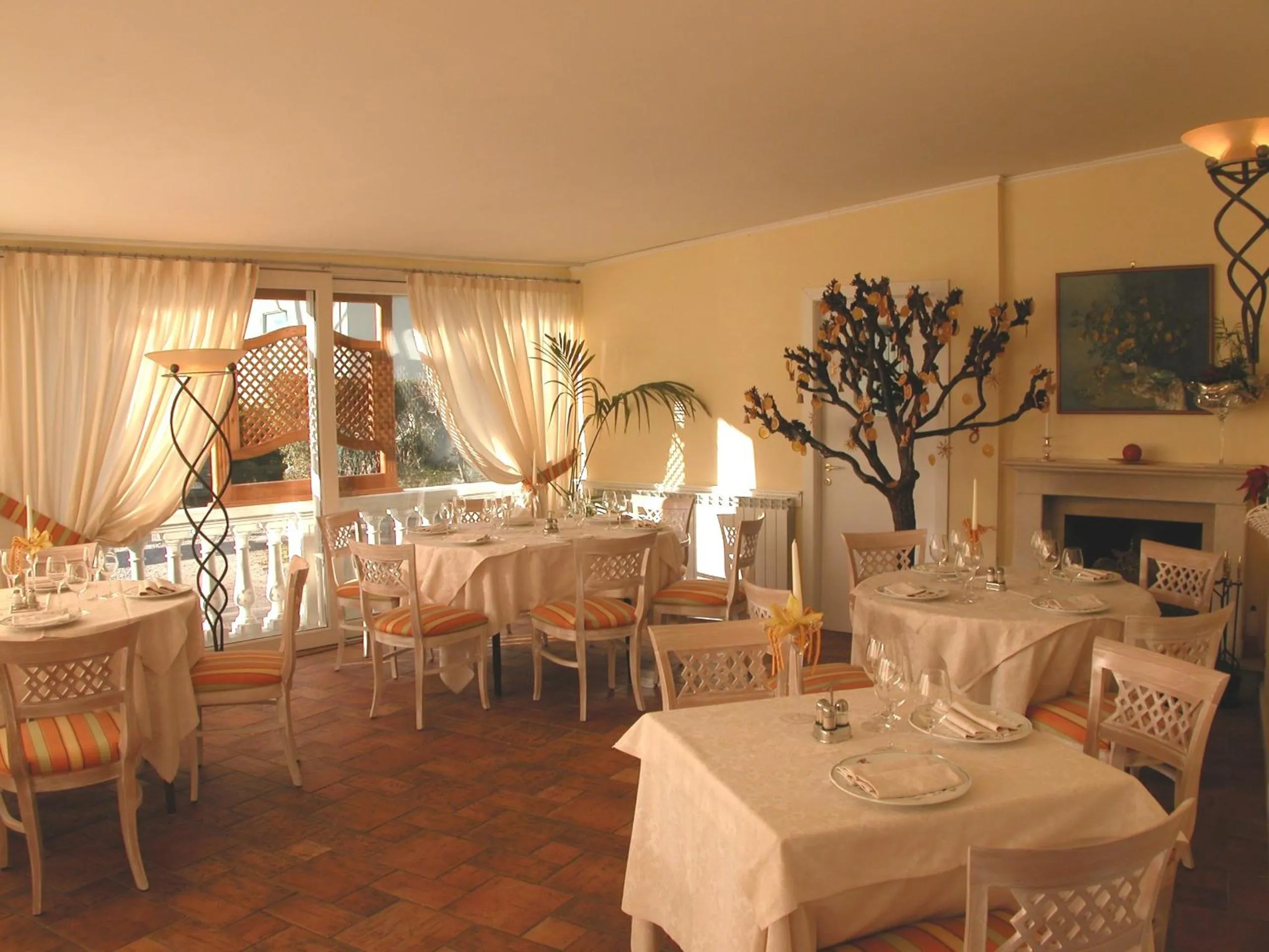 Restaurant/places to eat in Hotel Olympic