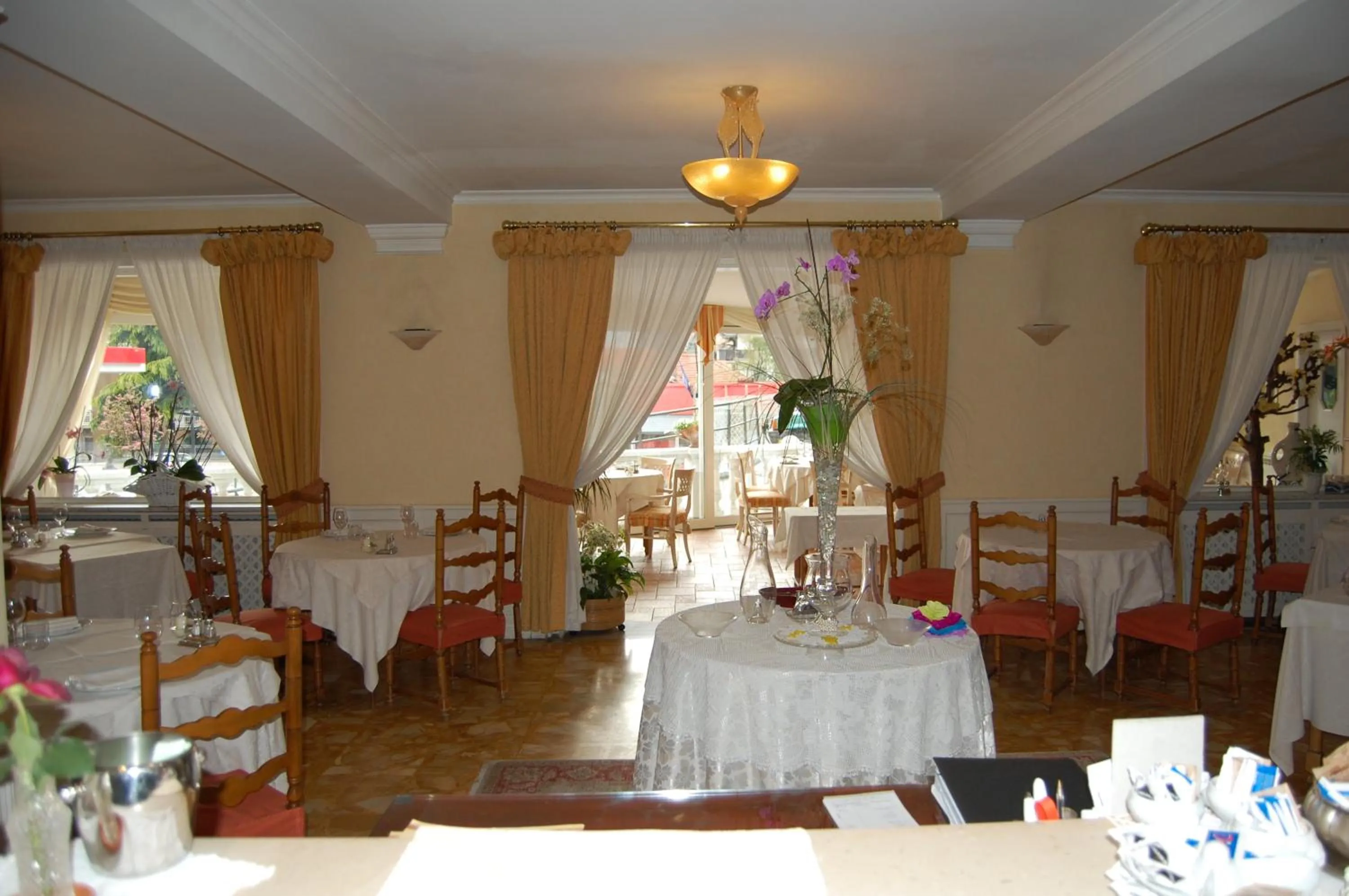 Restaurant/places to eat in Hotel Olympic