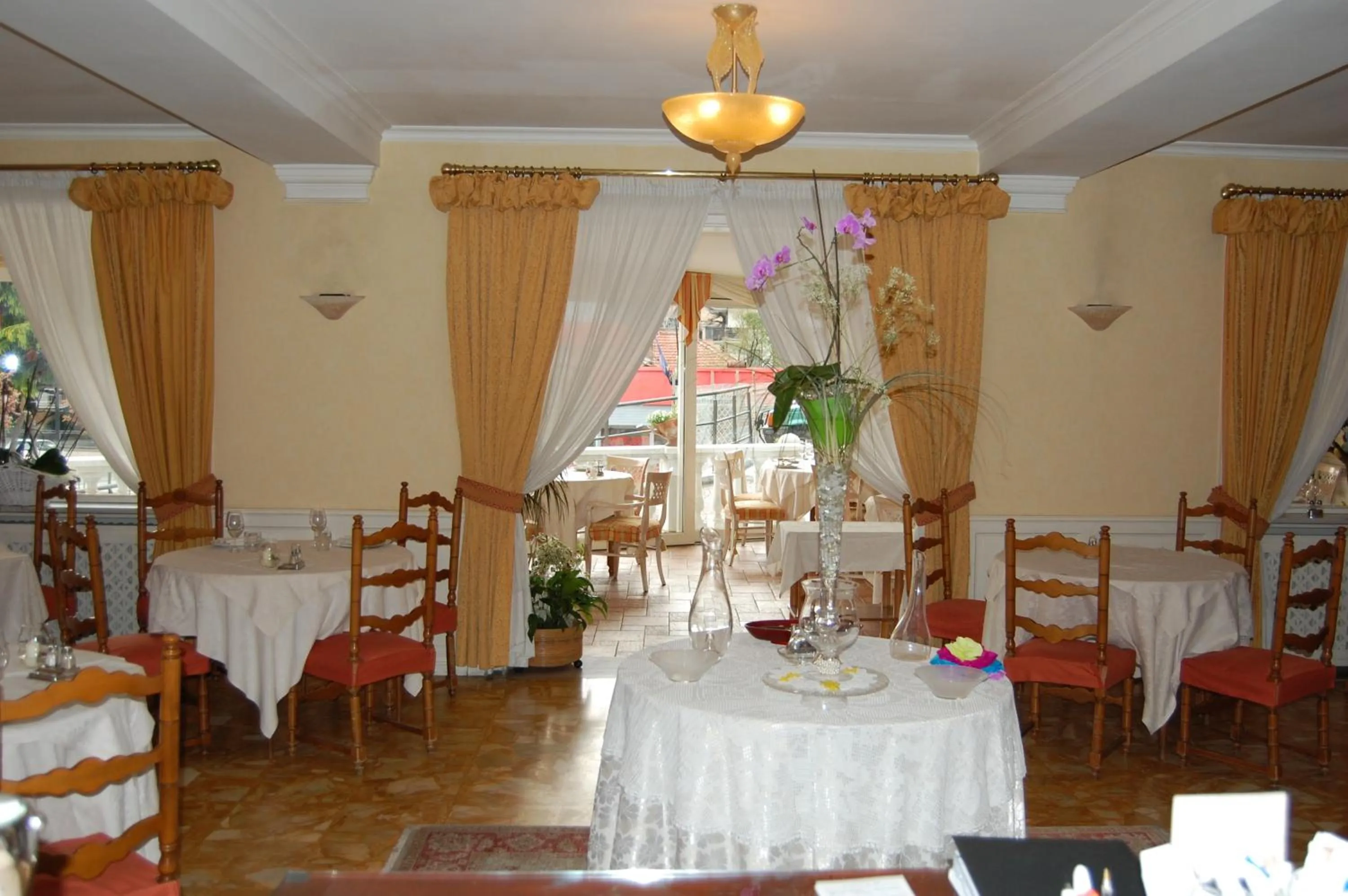 Restaurant/places to eat in Hotel Olympic