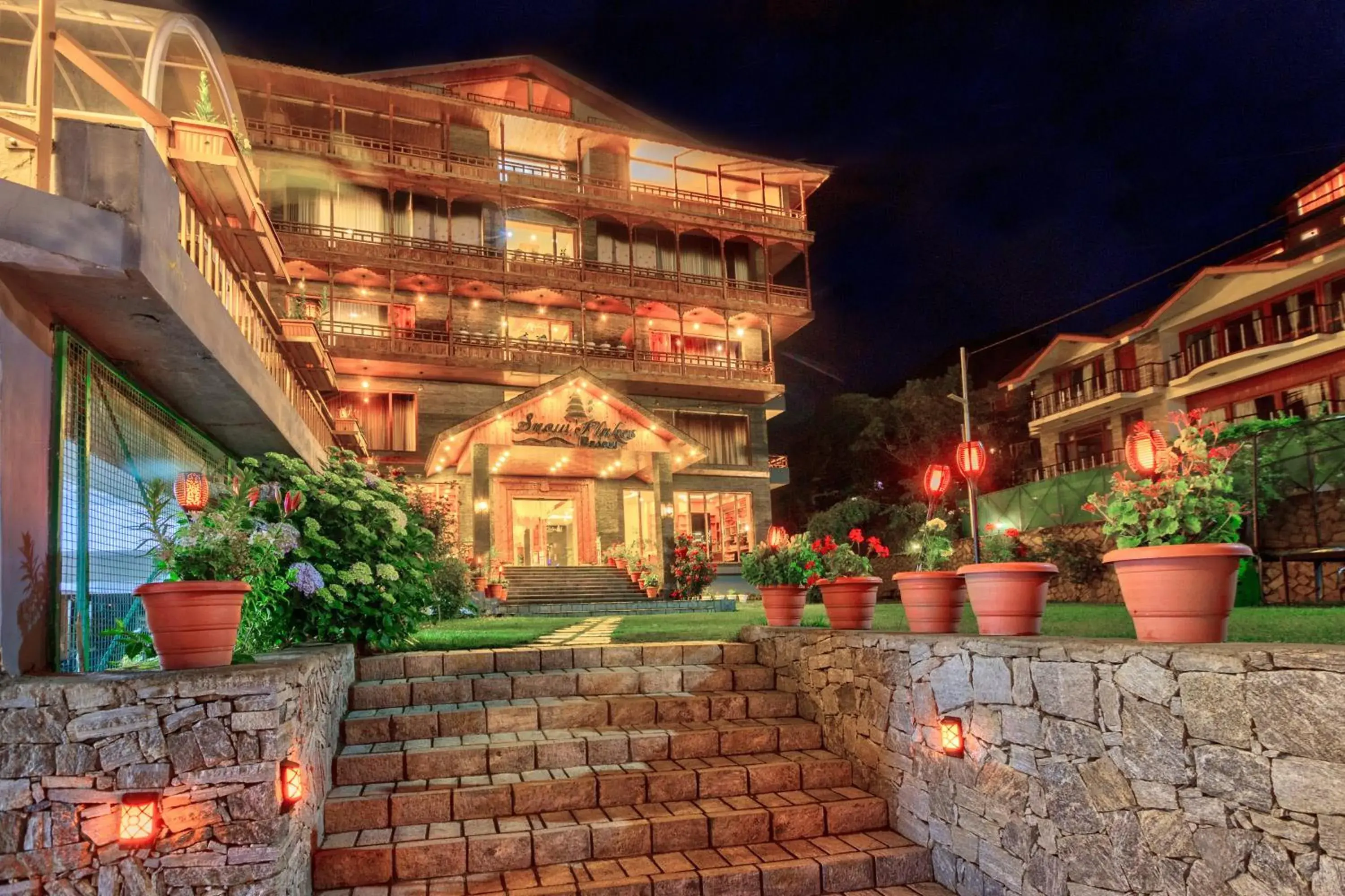 Property building in Snow Flakes Resort And Spa Centrally Heated Luxury Resort Property building in Snow Flakes Resort And Spa Centrally Heated Luxury Resort