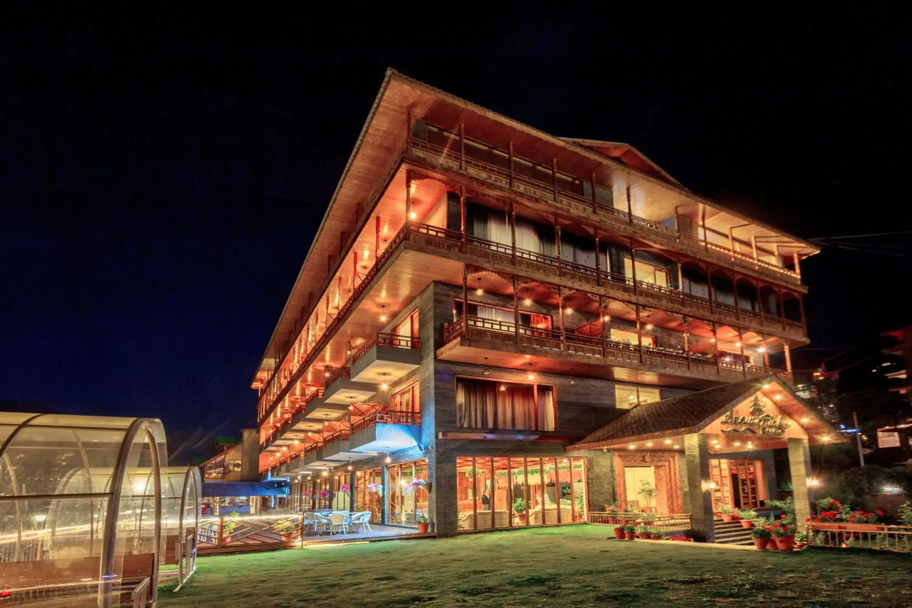 Property building in Snow Flakes Resort And Spa Centrally Heated Luxury Resort Property building in Snow Flakes Resort And Spa Centrally Heated Luxury Resort