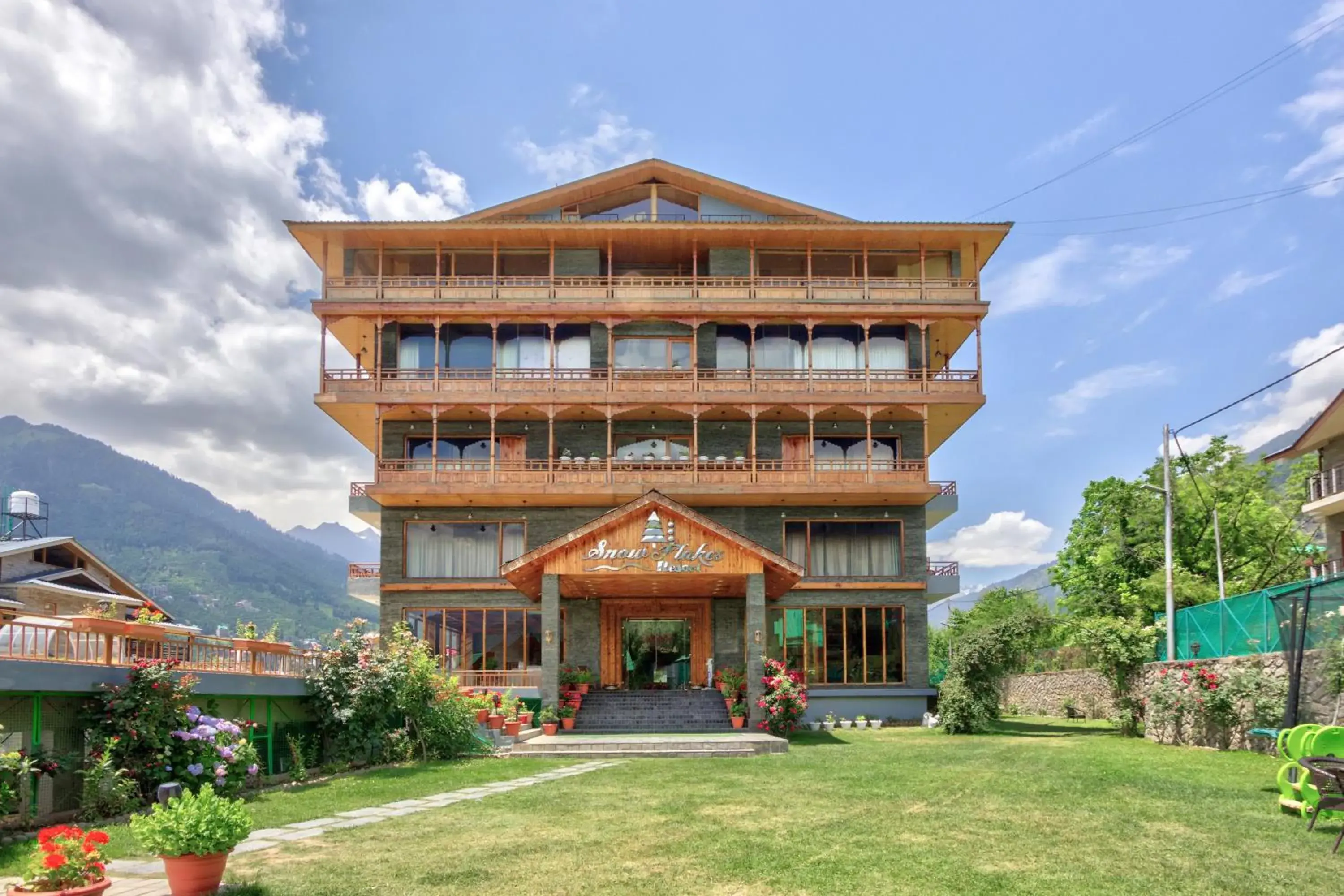 Property building in Snow Flakes Resort And Spa Centrally Heated Luxury Resort Property building in Snow Flakes Resort And Spa Centrally Heated Luxury Resort