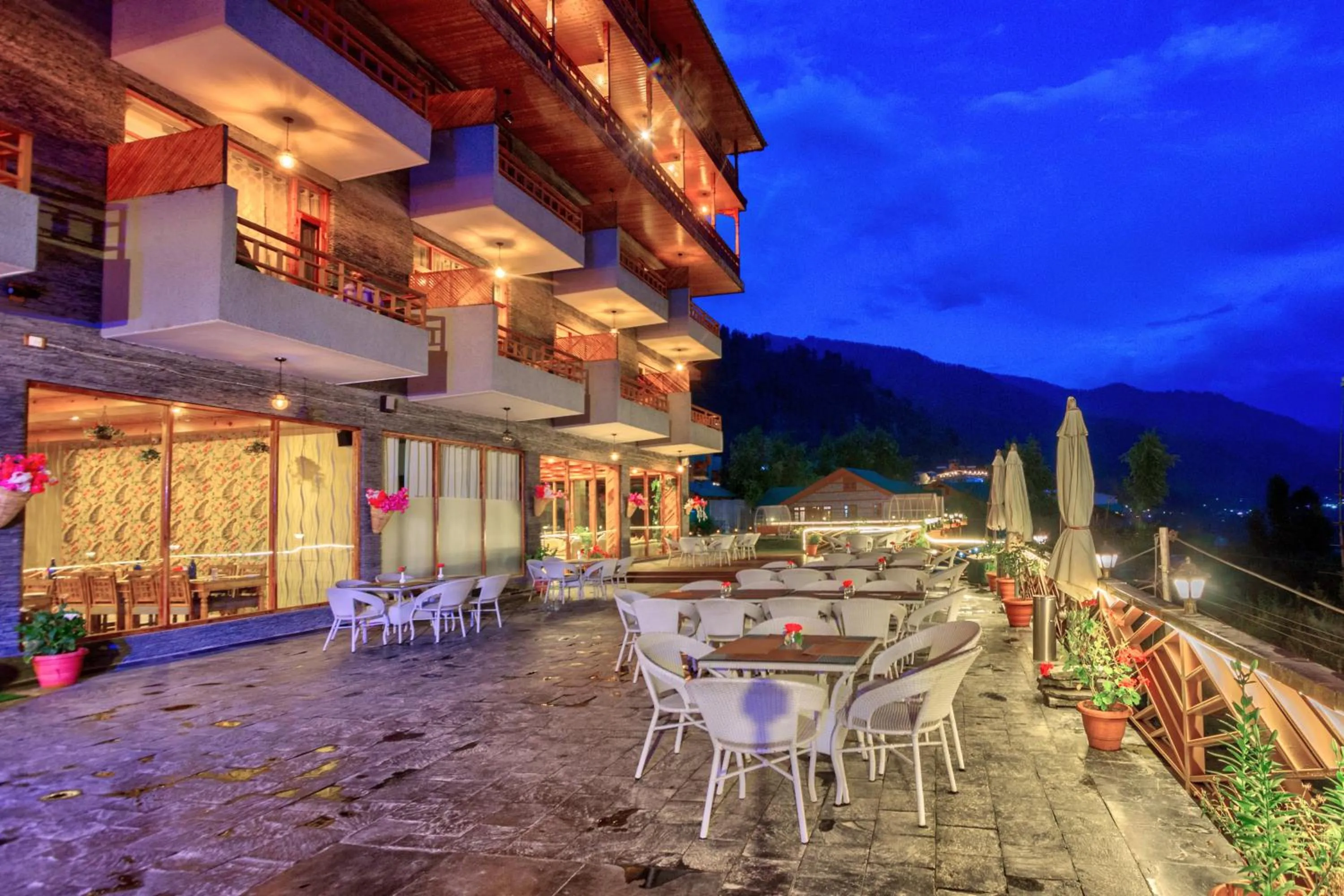 Restaurant/places to eat in Snow Flakes Resort And Spa Centrally Heated Luxury Resort