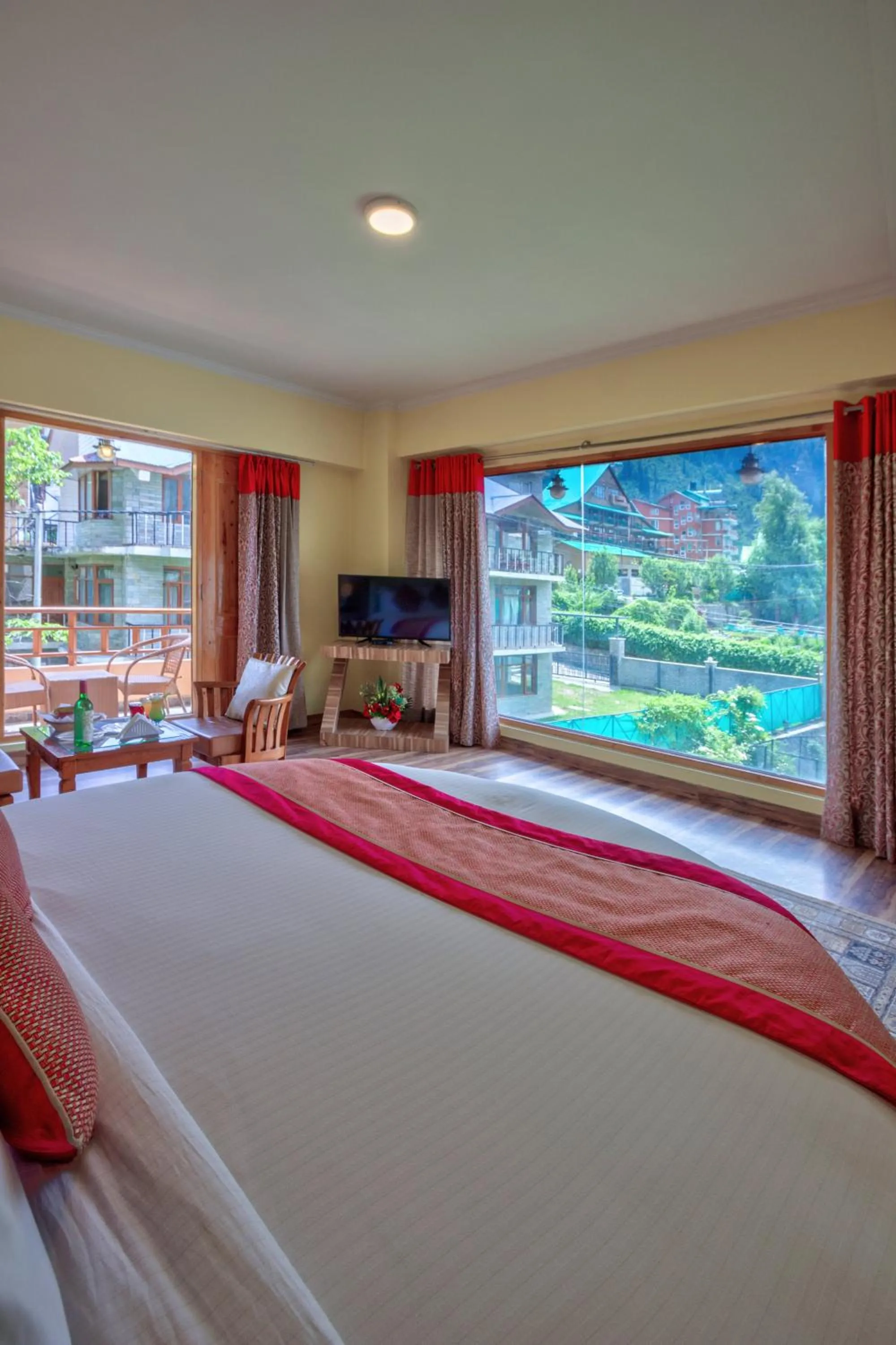 Bedroom, Bed in Snow Flakes Resort And Spa Centrally Heated Luxury Resort