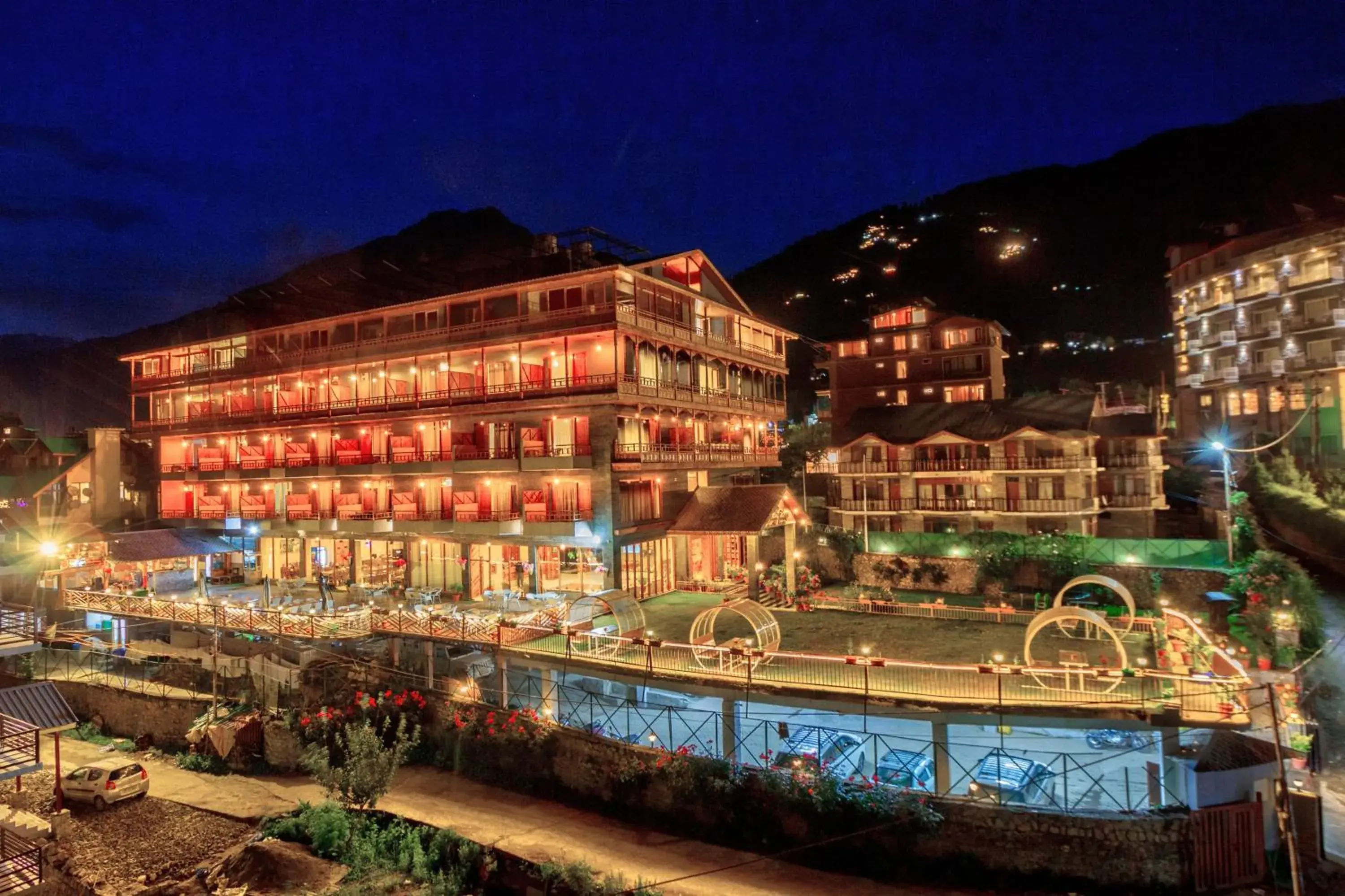 Property building in Snow Flakes Resort And Spa Centrally Heated Luxury Resort Property building in Snow Flakes Resort And Spa Centrally Heated Luxury Resort