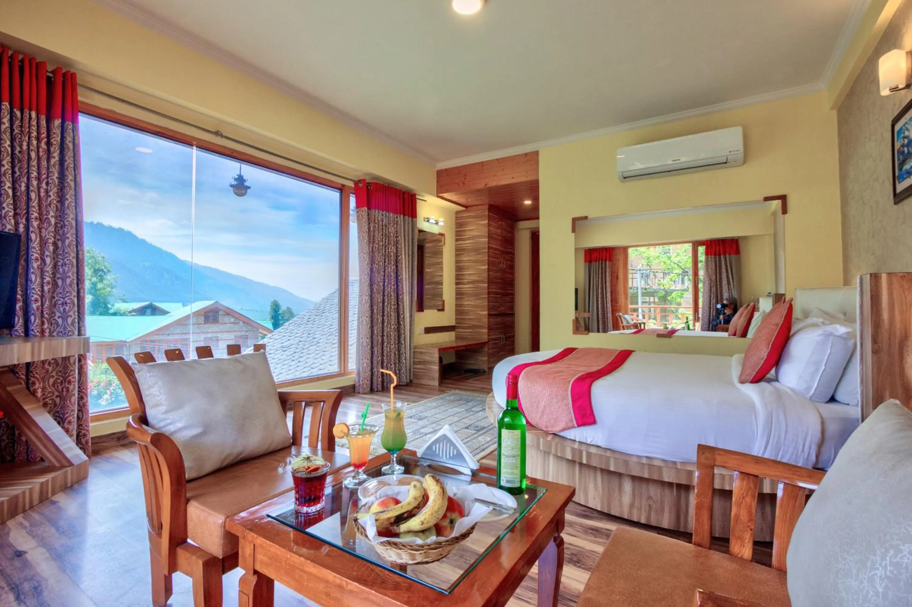 Dining area in Snow Flakes Resort And Spa Centrally Heated Luxury Resort