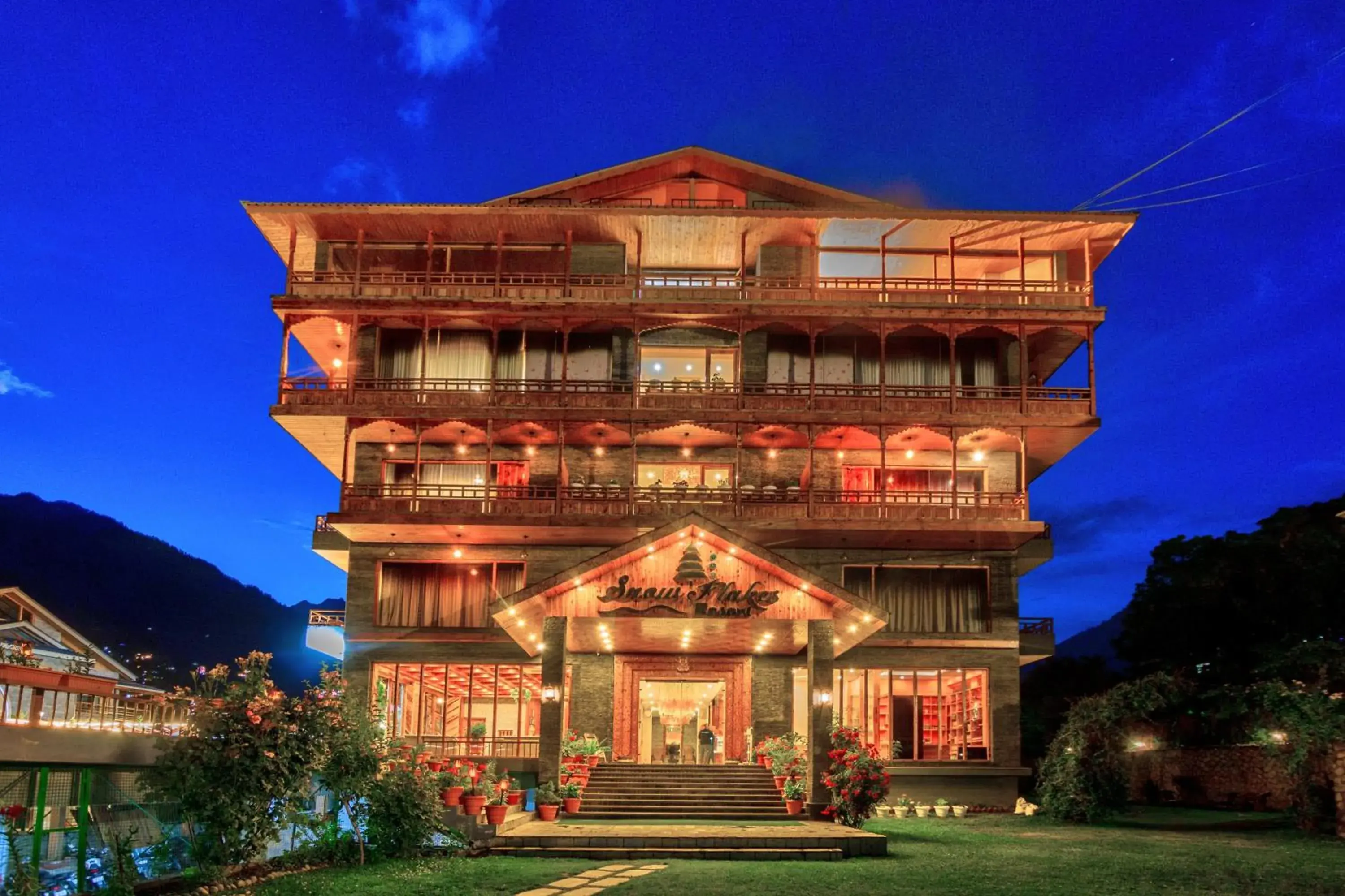 Property building in Snow Flakes Resort And Spa Centrally Heated Luxury Resort Property building in Snow Flakes Resort And Spa Centrally Heated Luxury Resort