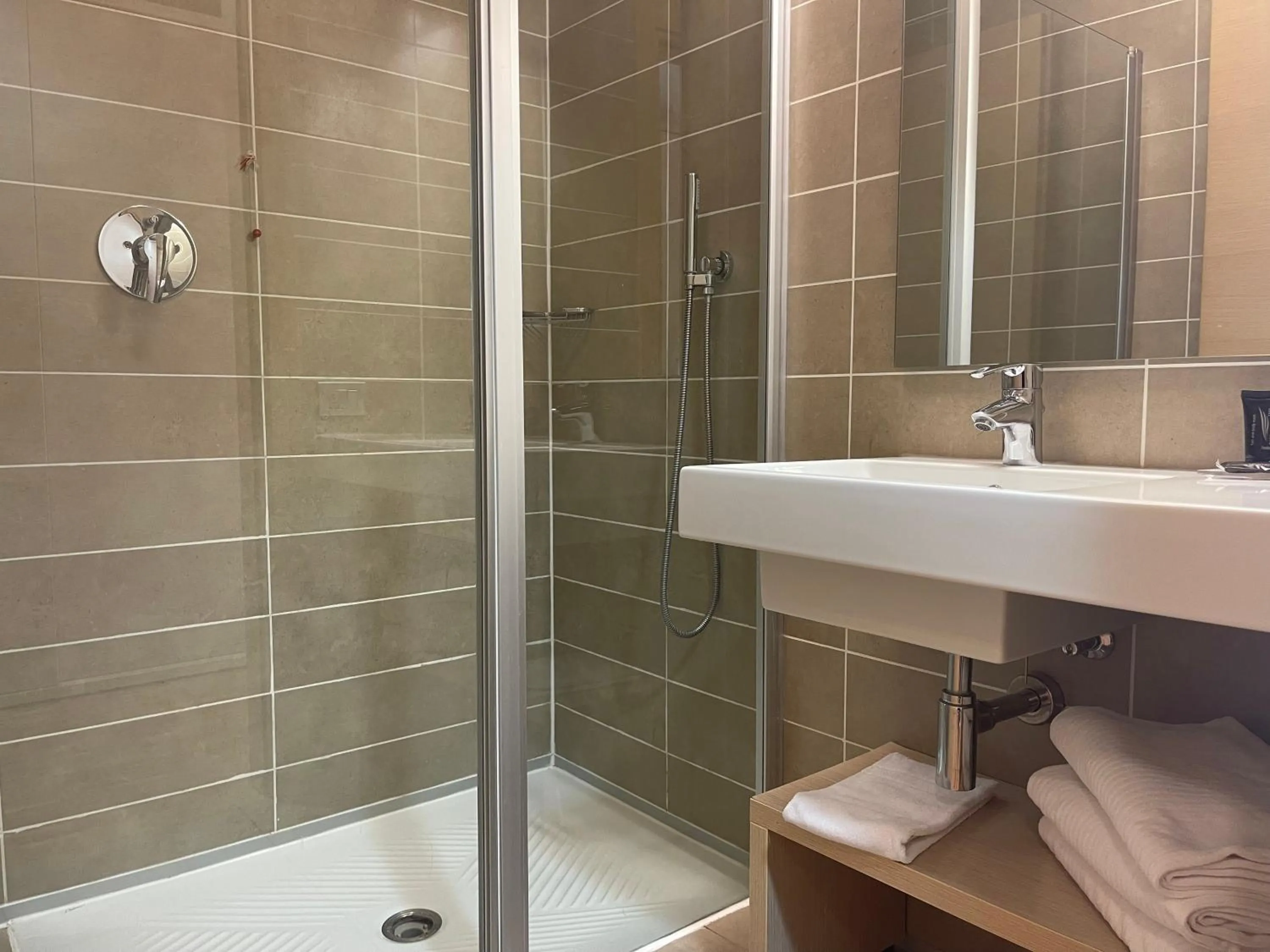 Shower in Garda Sporting Club Hotel