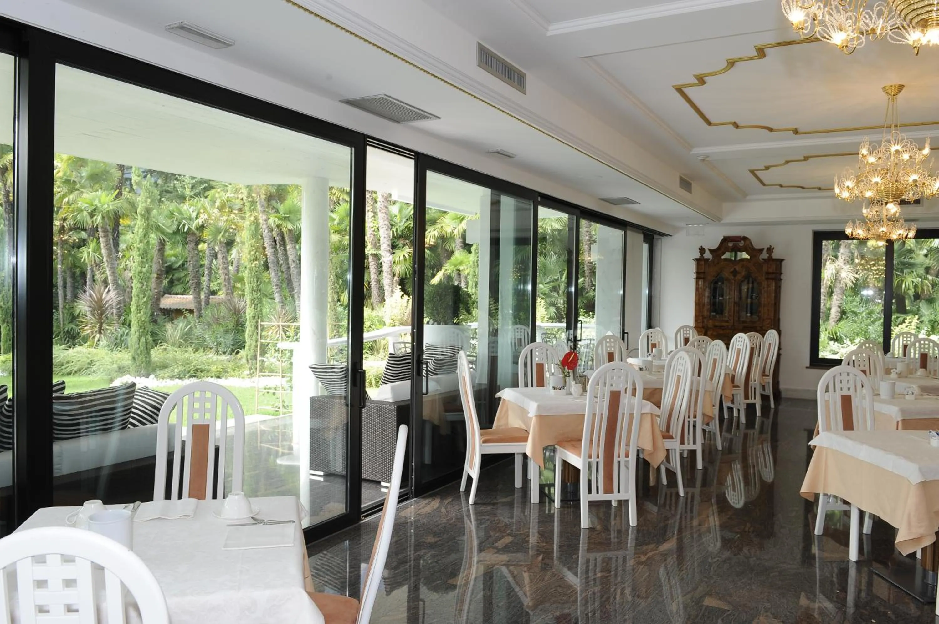 Restaurant/places to eat in Parc Hotel Flora S