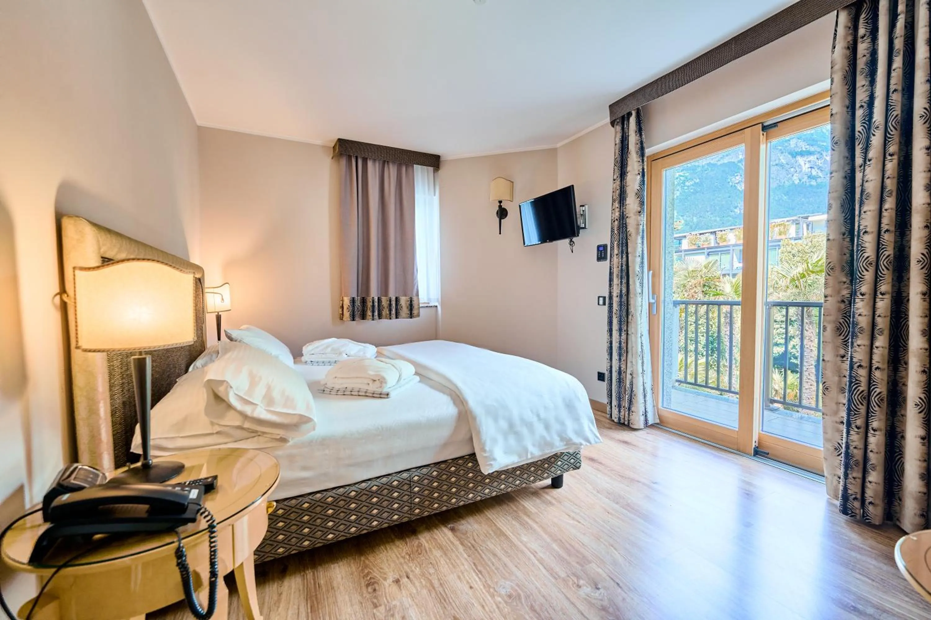 Bedroom, Bed in Parc Hotel Flora S