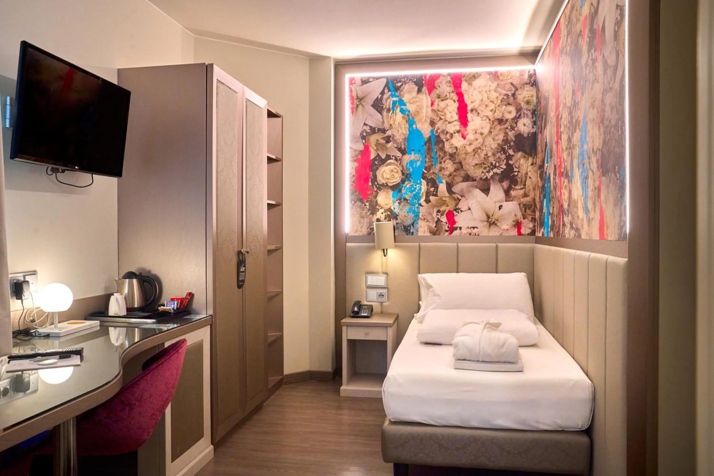 Bedroom, Bed in Parc Hotel Flora S