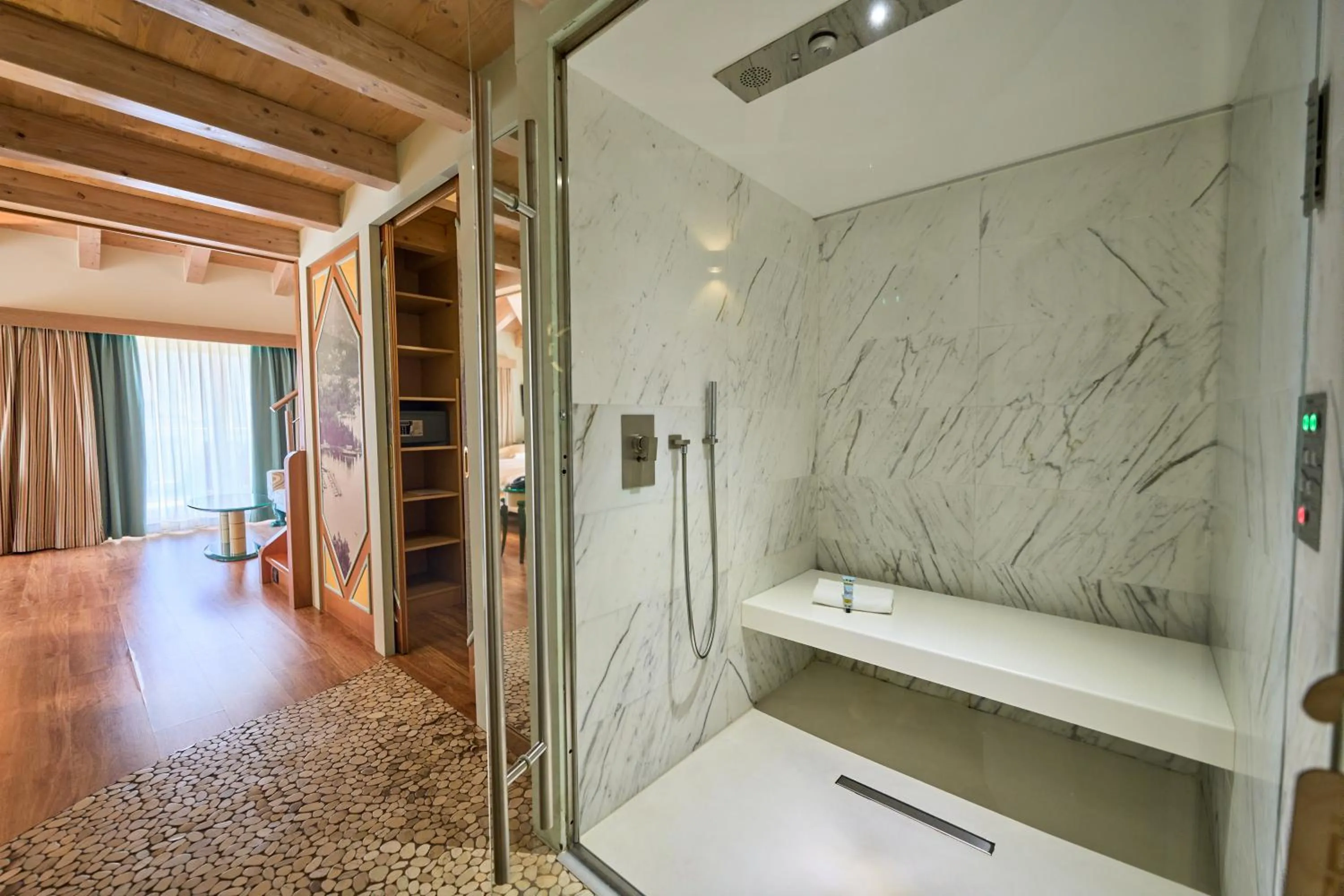 Shower in Parc Hotel Flora S