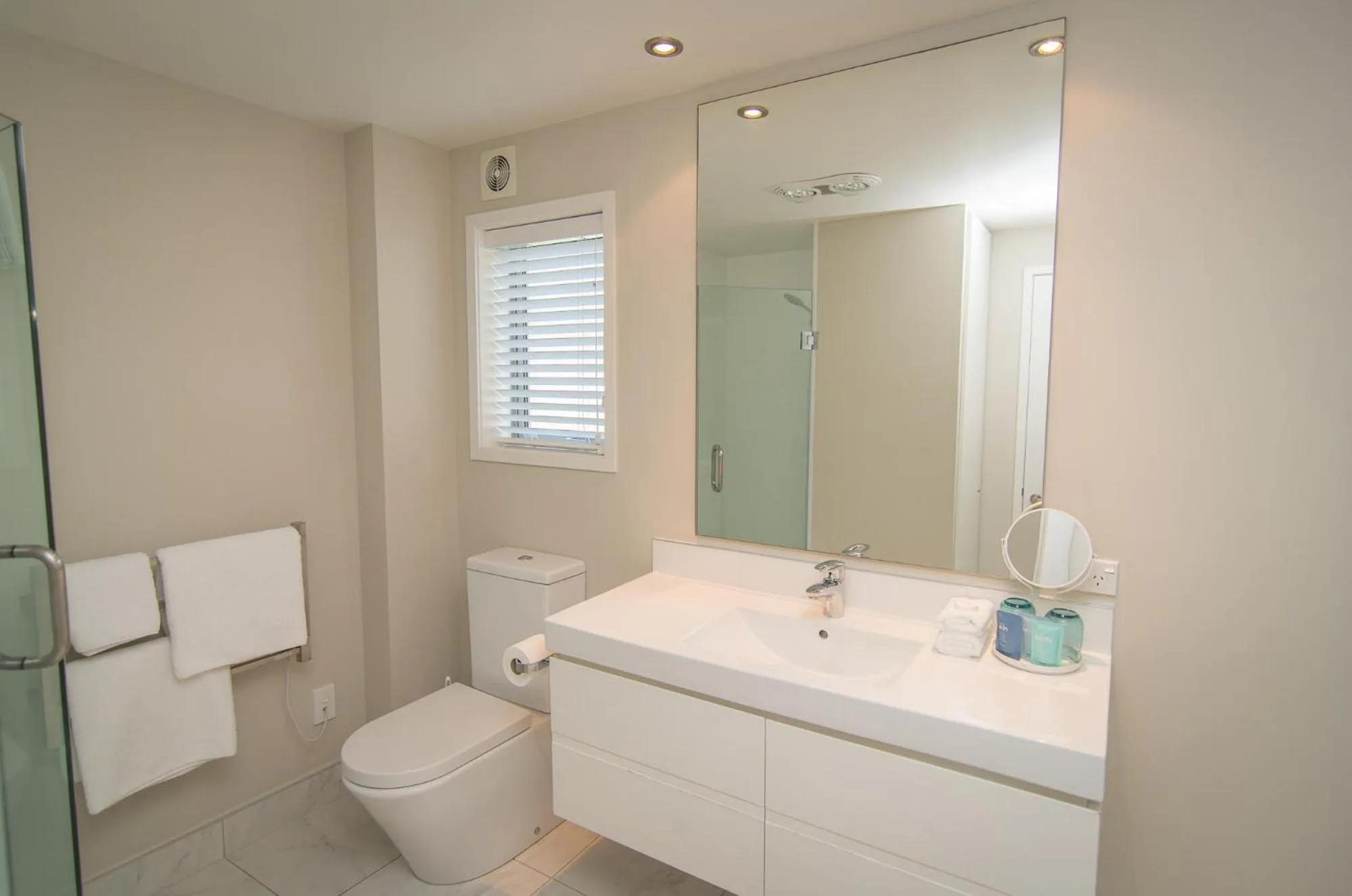 Shower in Coastal Ridge Apartments