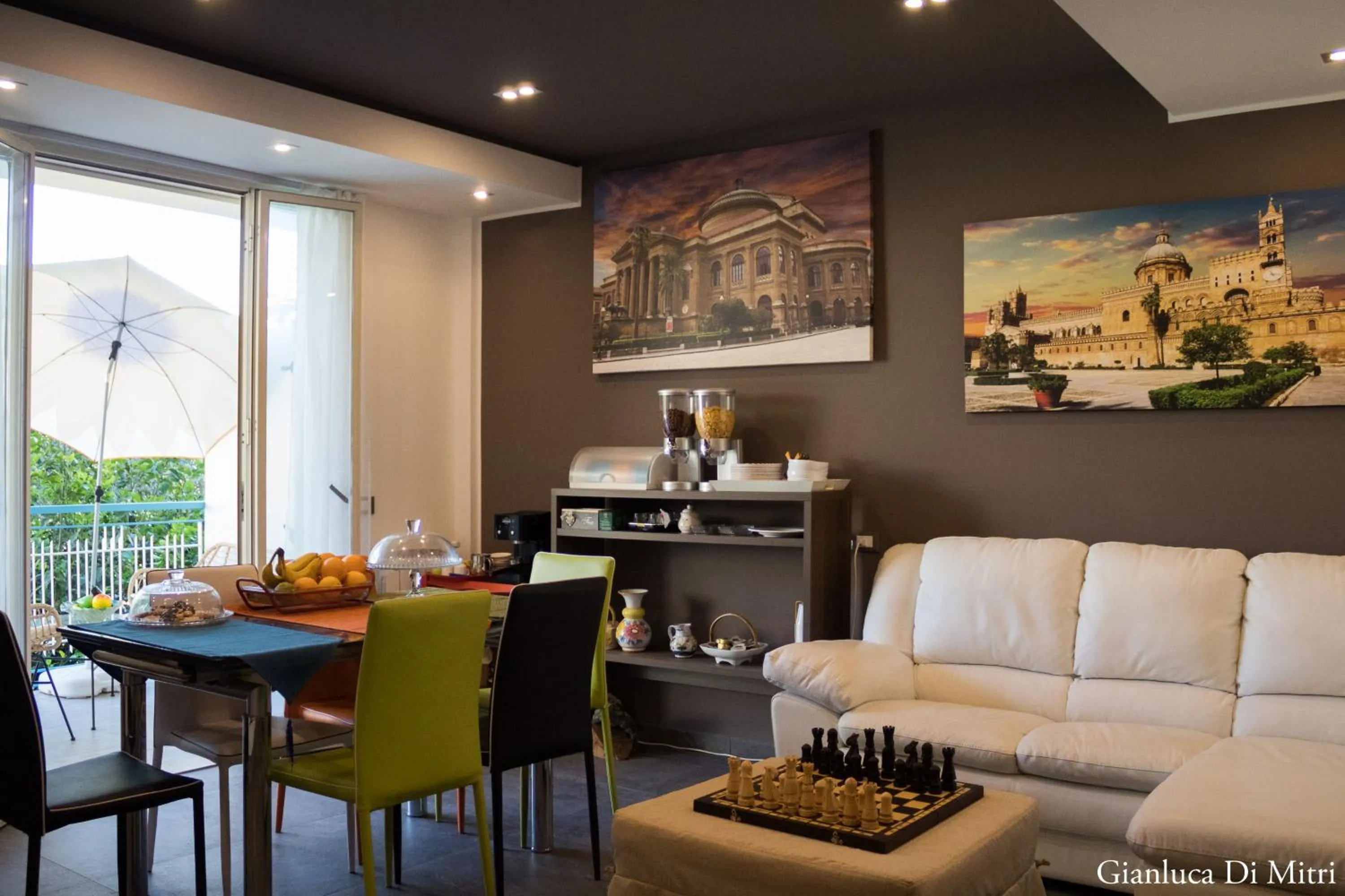 Communal lounge/ TV room in Mongibello Palace B&B