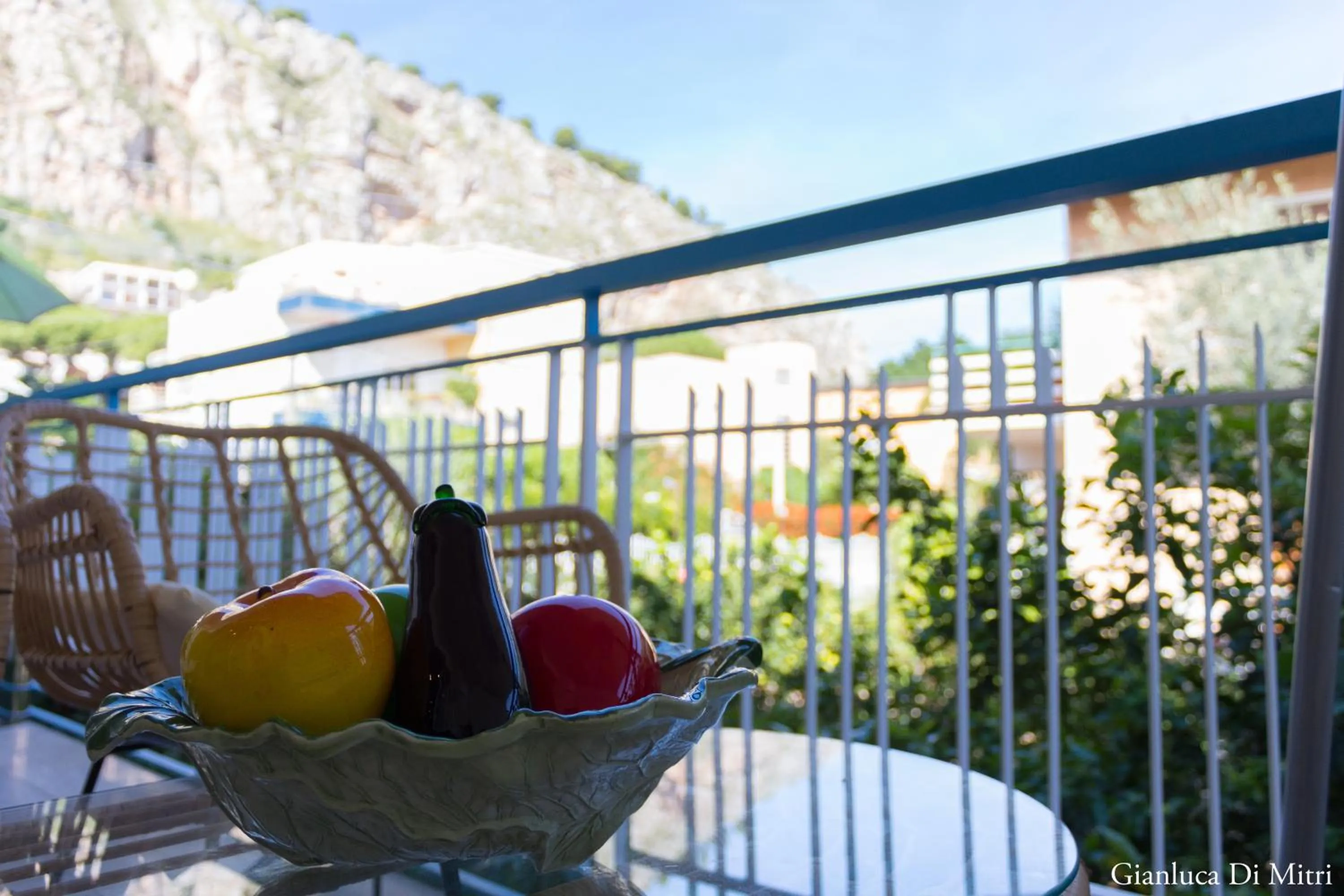 Communal lounge/ TV room in Mongibello Palace B&B