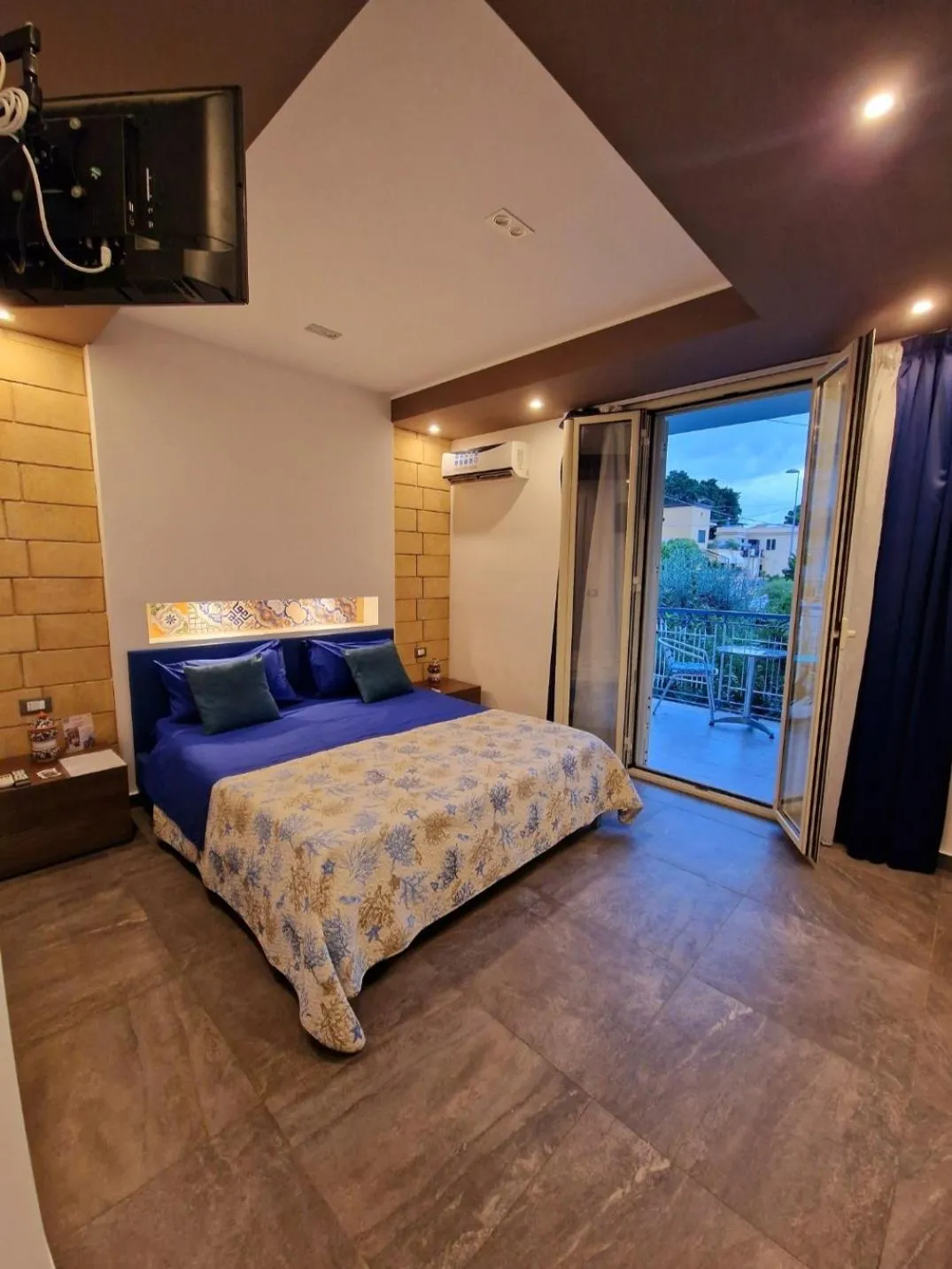 Bed in Mongibello Palace B&B