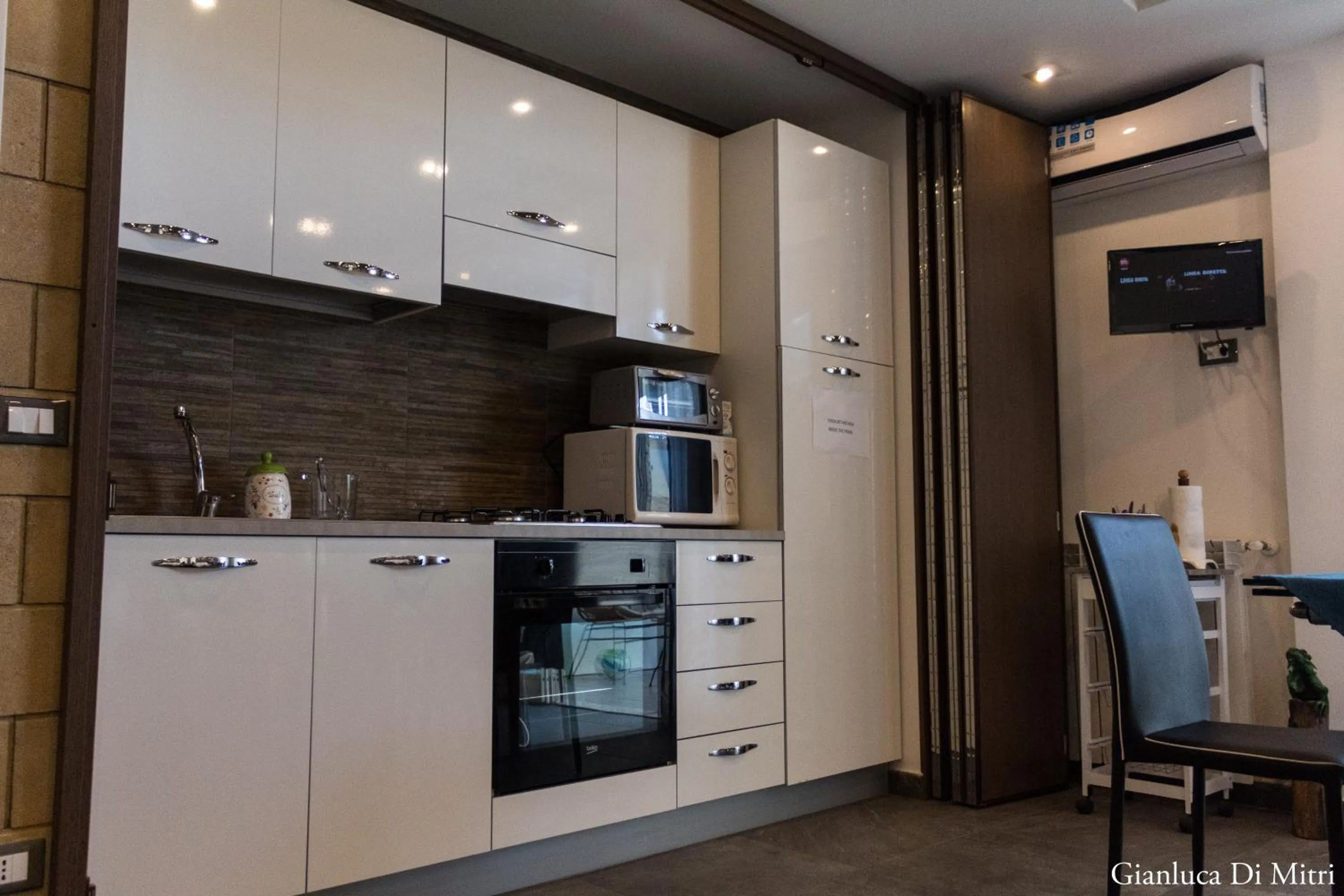 Communal lounge/ TV room in Mongibello Palace B&B